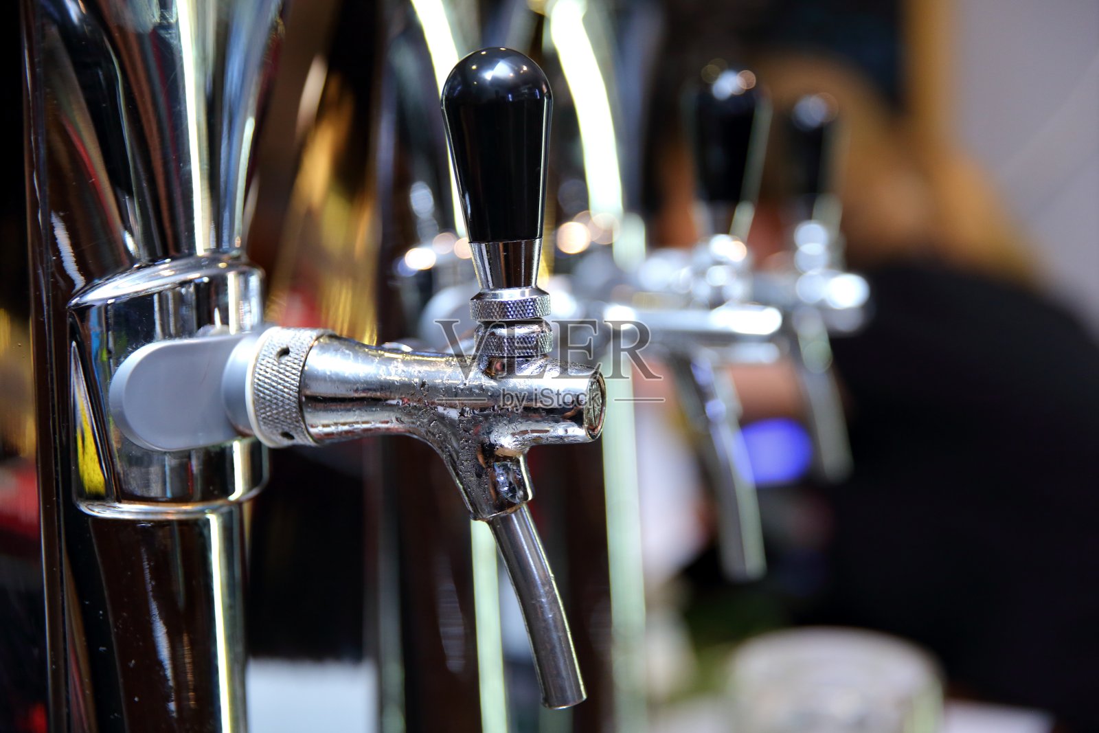 灌啤酒器一种从酒桶中倒啤酒的专门装置，最常用于酒吧和酒馆，因为它加速将啤酒倒到一杯或一杯啤酒中照片摄影图片