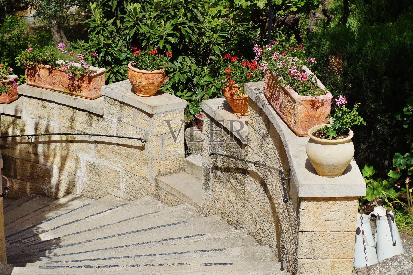 以色列，古老的楼梯上装饰着五颜六色的花盆。照片摄影图片