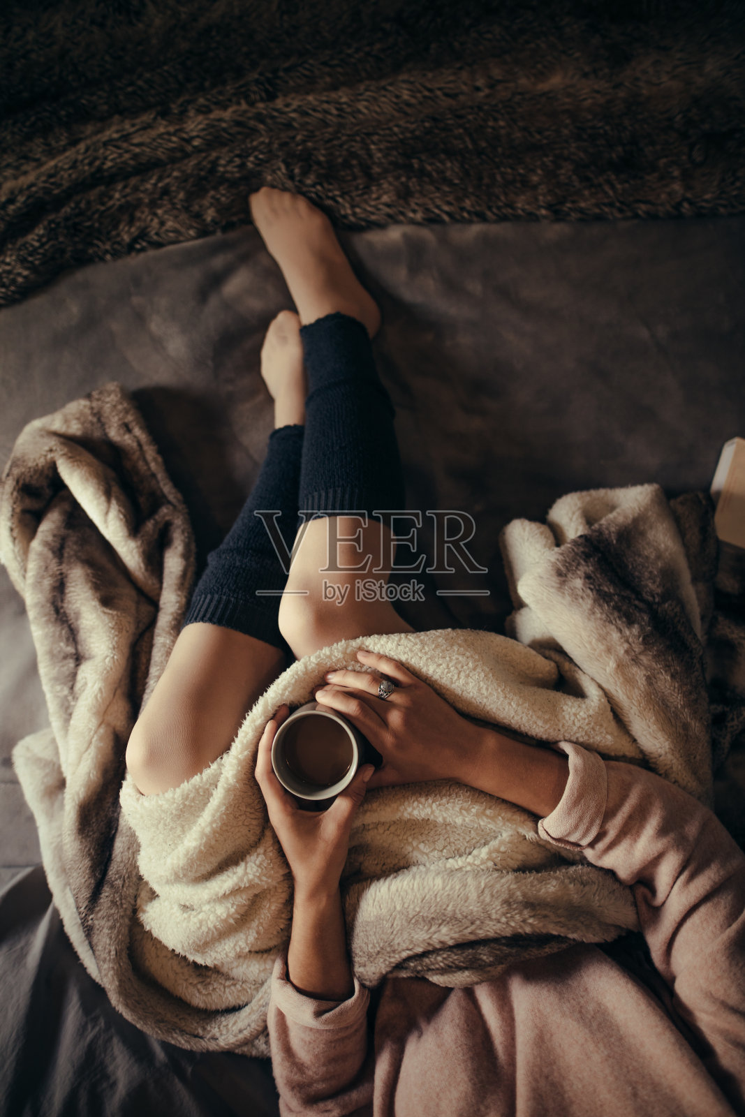 一个女人躺在床上喝着咖啡照片摄影图片