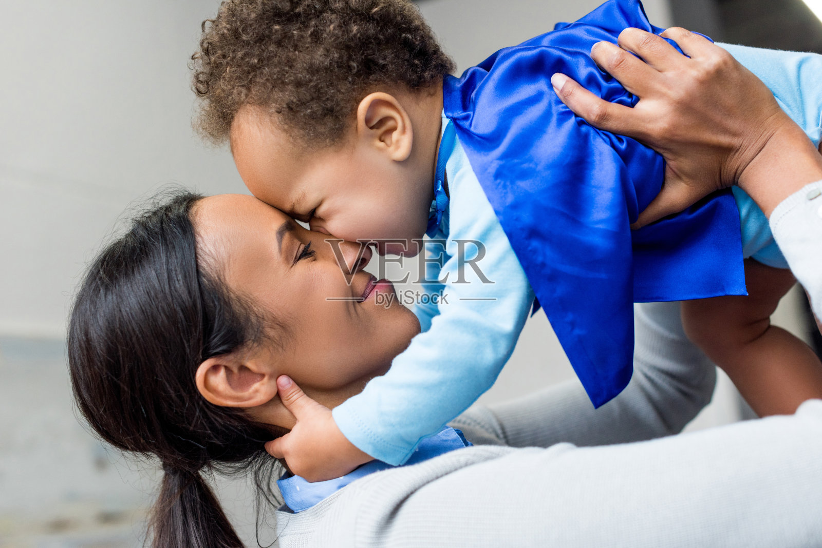 快乐的非裔美国母亲和儿子照片摄影图片