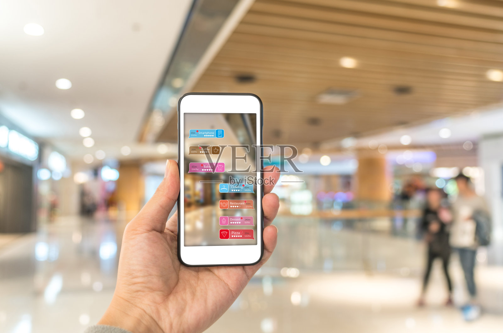 商场增强现实营销手持智能手机使用AR应用检查信息照片摄影图片