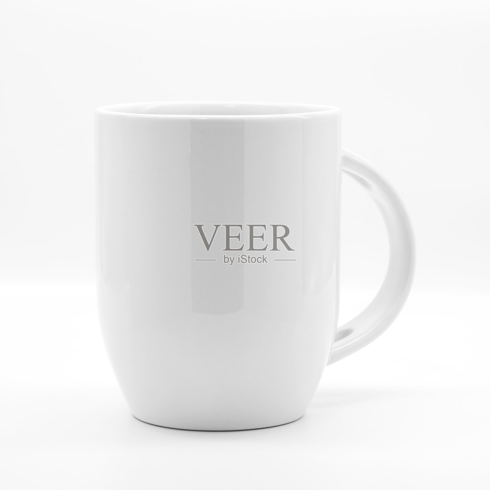 现代白色背景上的空白咖啡杯和勺子。为你的设计空茶杯。照片摄影图片