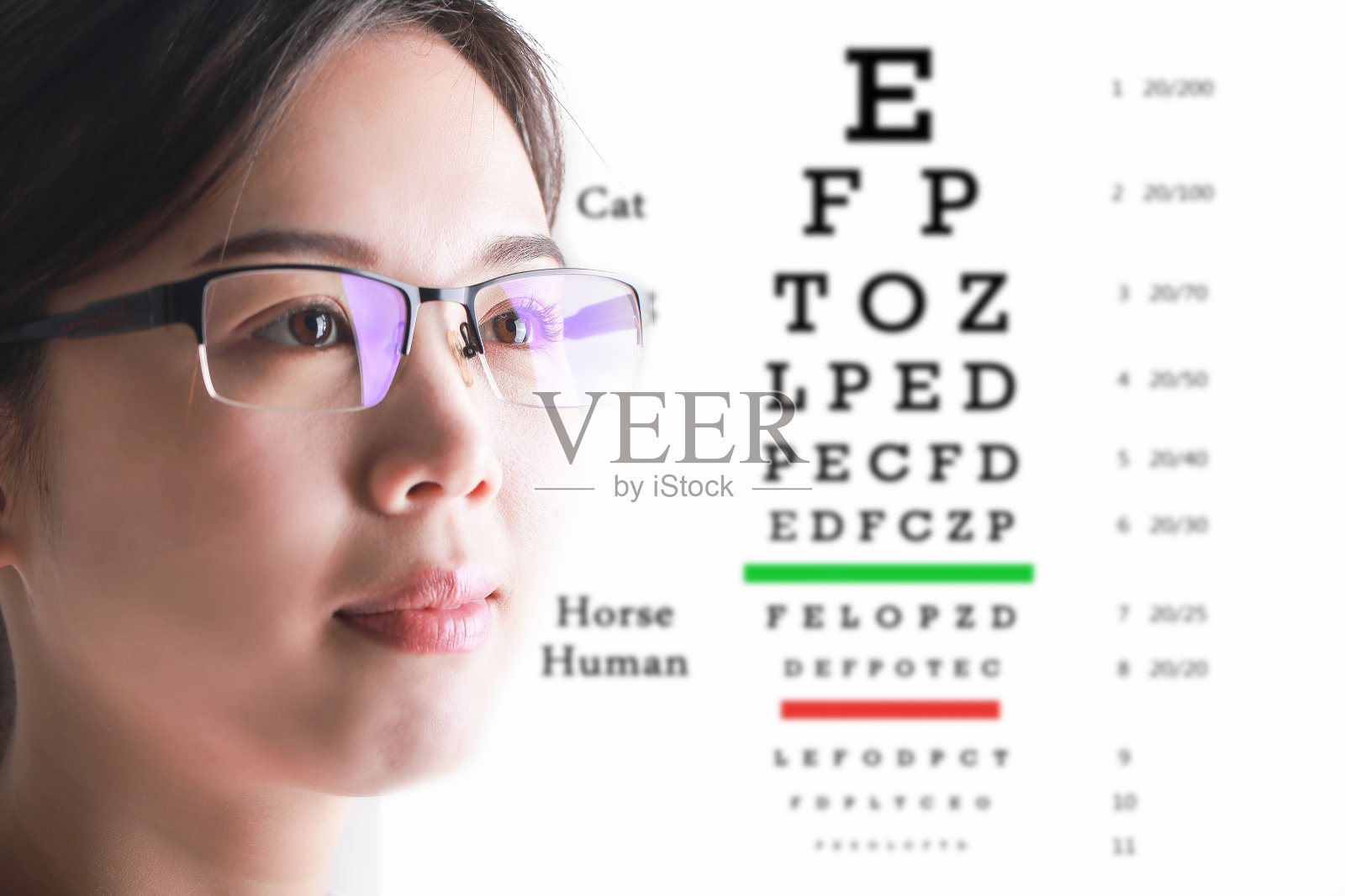年轻女子视力测试表背景。视力和视力检查。照片摄影图片