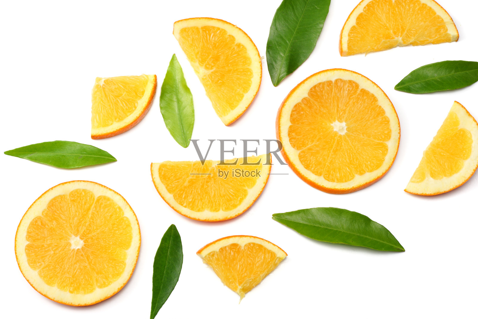 健康食品。切片橙色与绿叶孤立在白色背景俯视图照片摄影图片