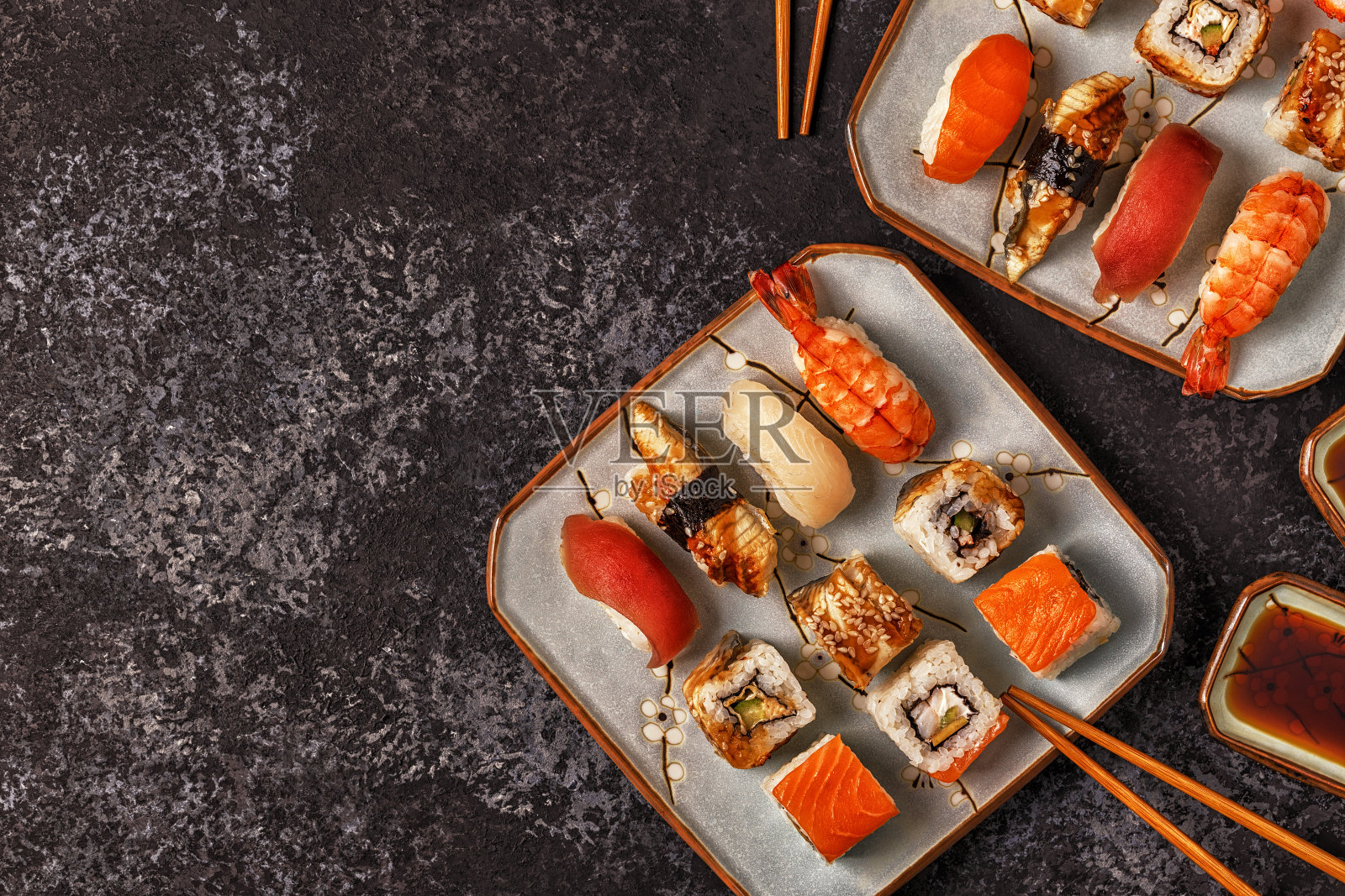 寿司套装:寿司和寿司卷放在盘子里照片摄影图片
