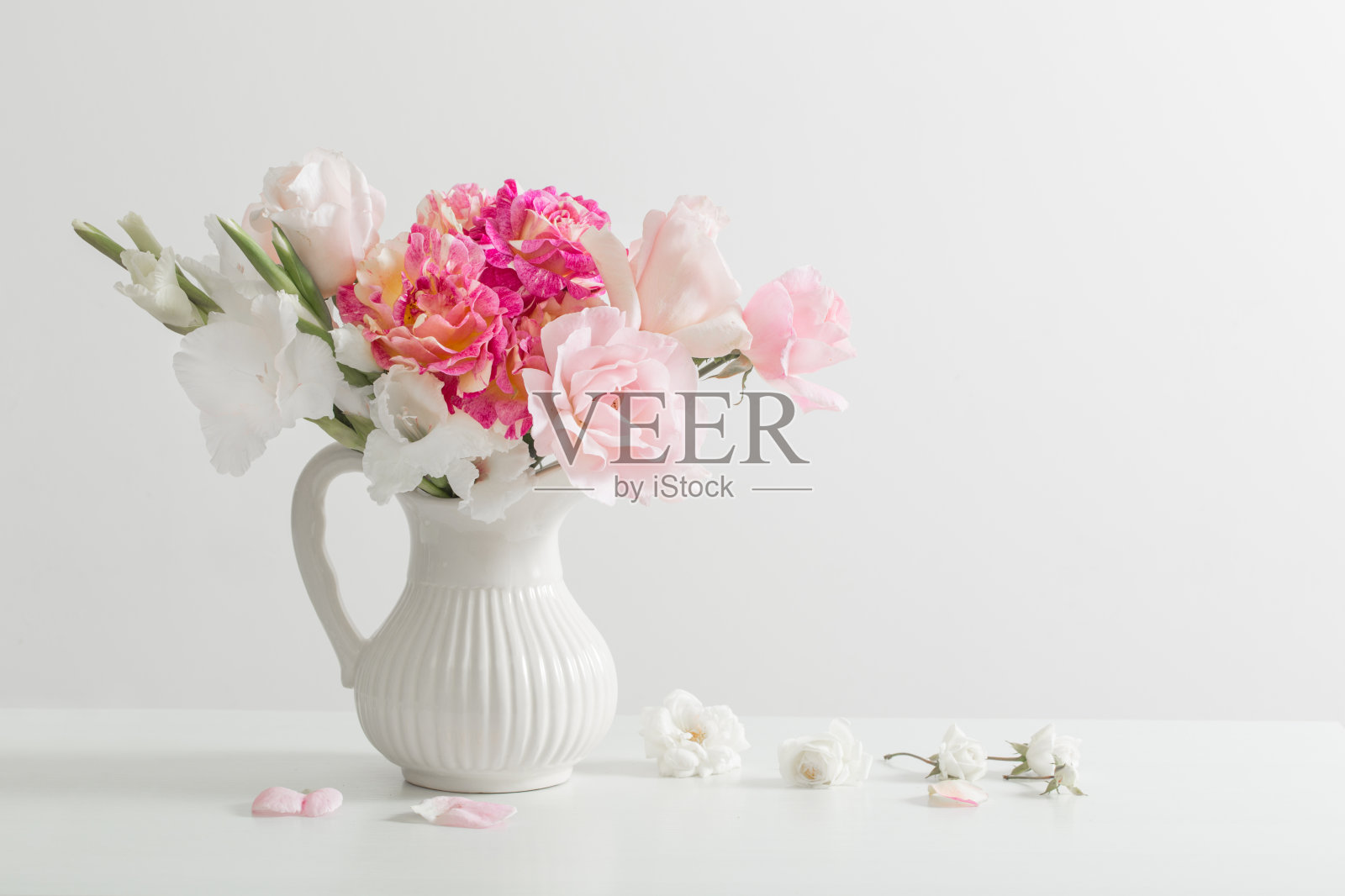花瓶上白底粉红色和白色的花照片摄影图片