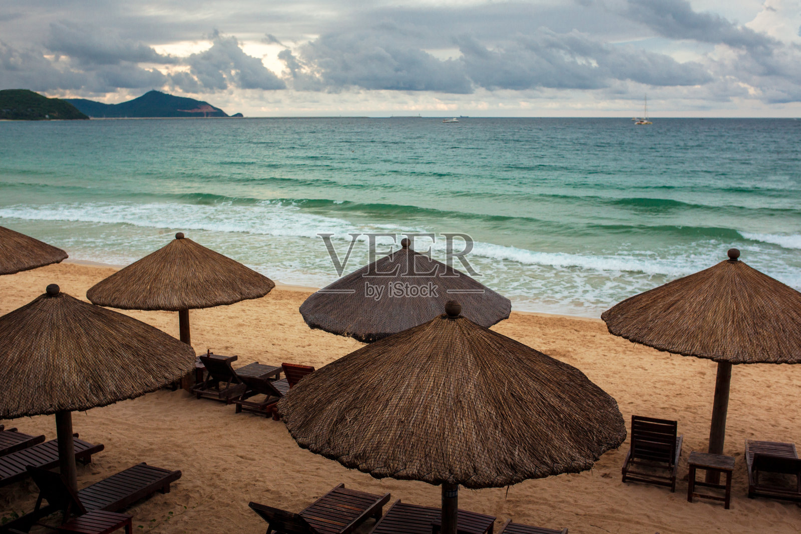 海南岛海滩上的雨伞照片摄影图片