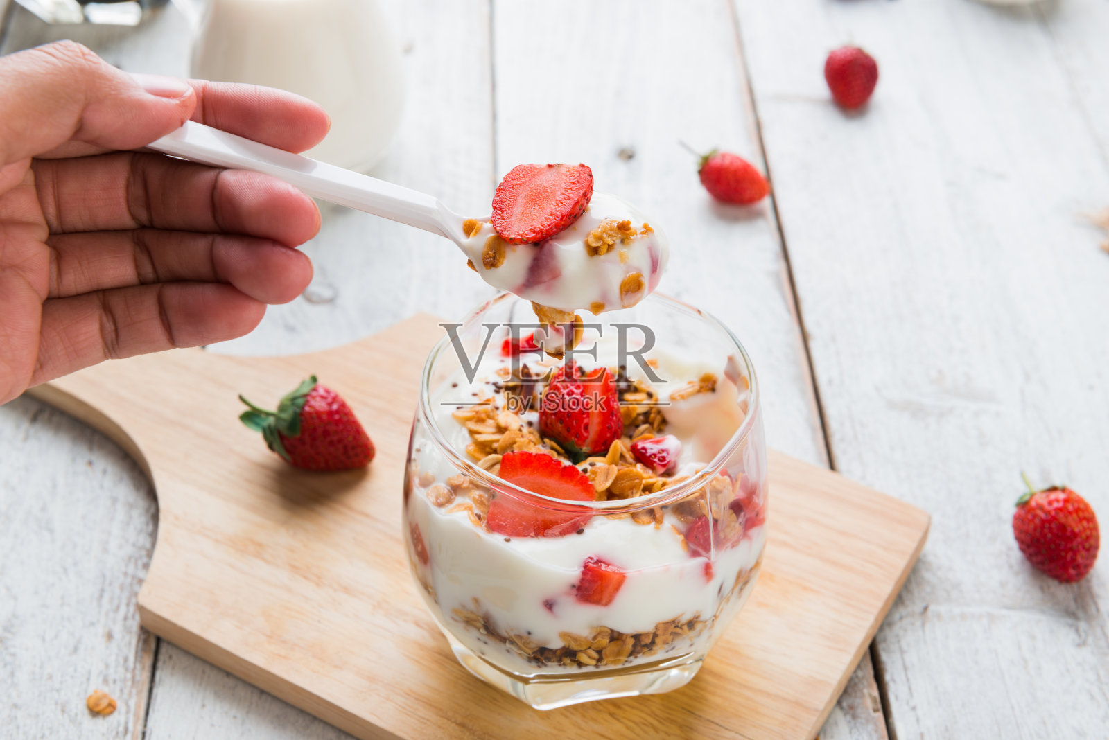 草莓，格兰诺拉麦片和酸奶的健康早餐冻糕照片摄影图片