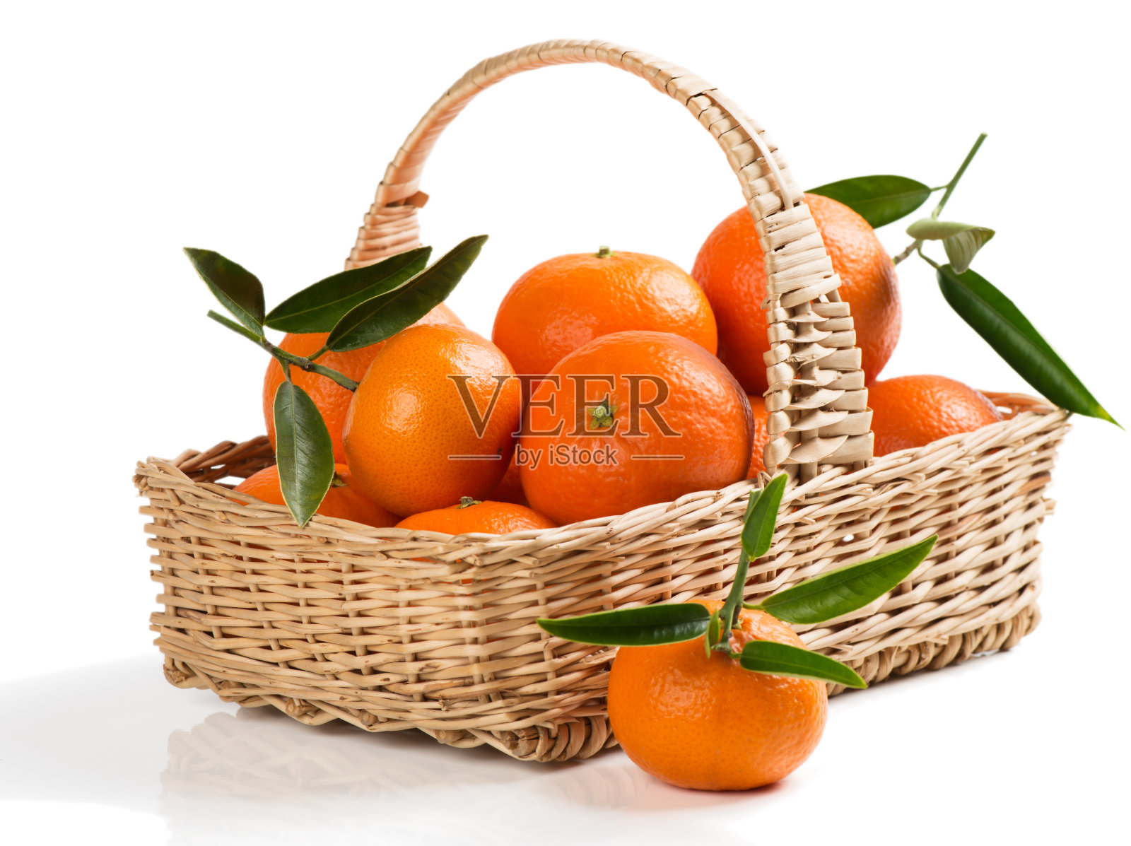 篮子里的橘子。照片摄影图片