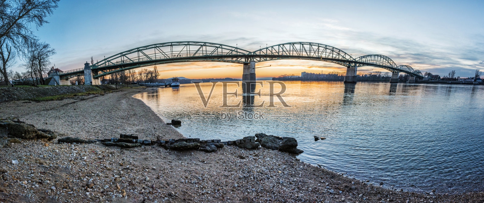 从埃斯特尔贡到斯特罗沃的玛丽亚·瓦莱里娅桥，日落的景象照片摄影图片