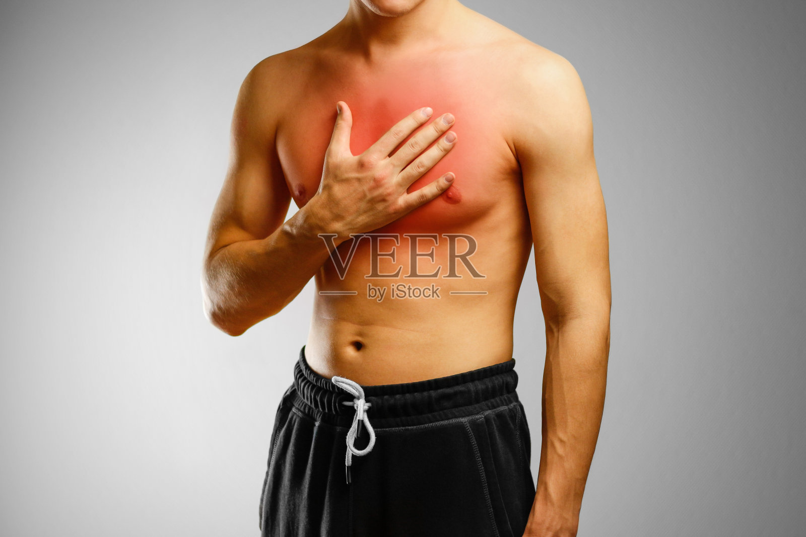 那个光着膀子的家伙手握着病人的胸部。他胸口的疼痛。疼痛的部位用红色标出照片摄影图片