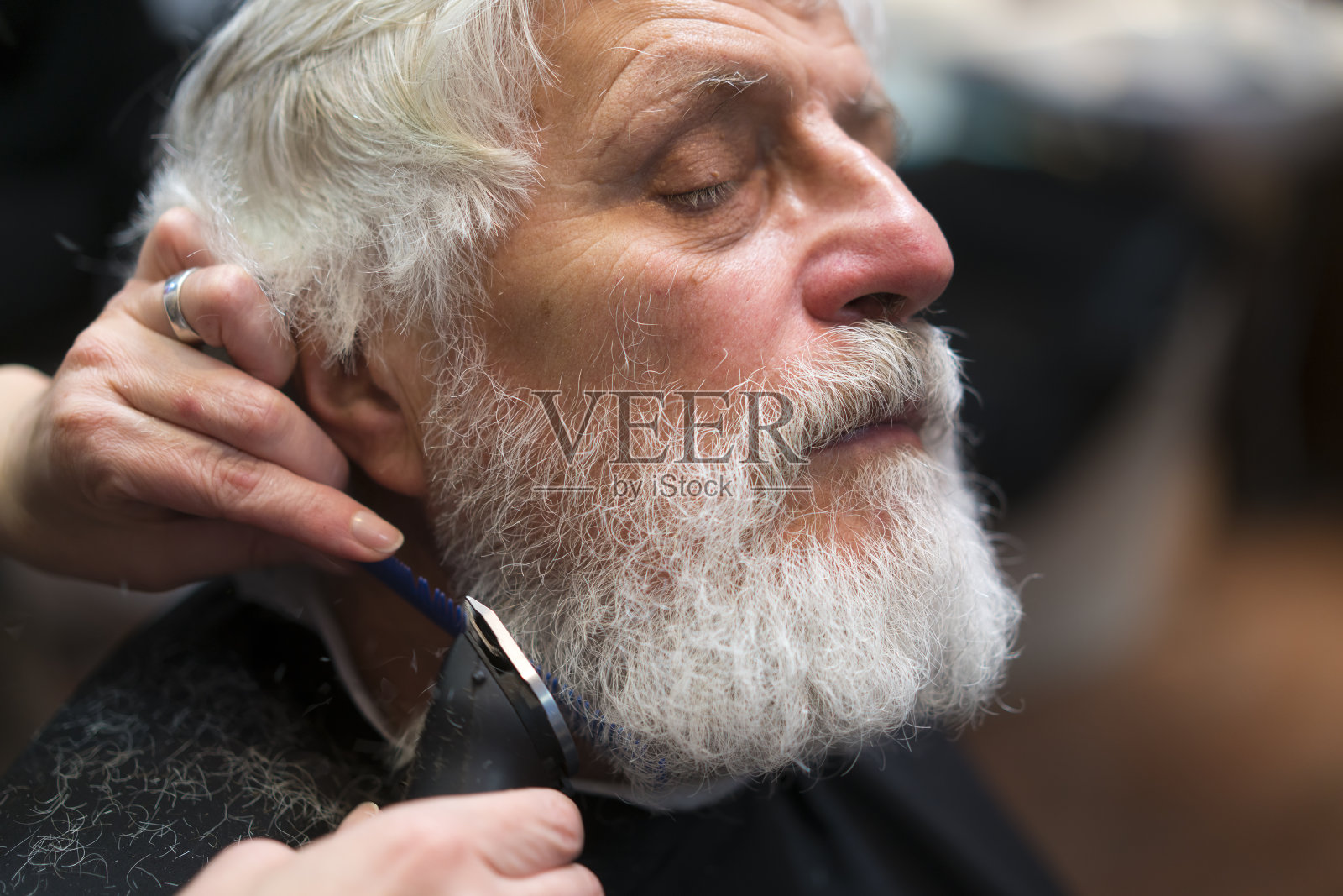 老男人拜访胡子和发型师照片摄影图片