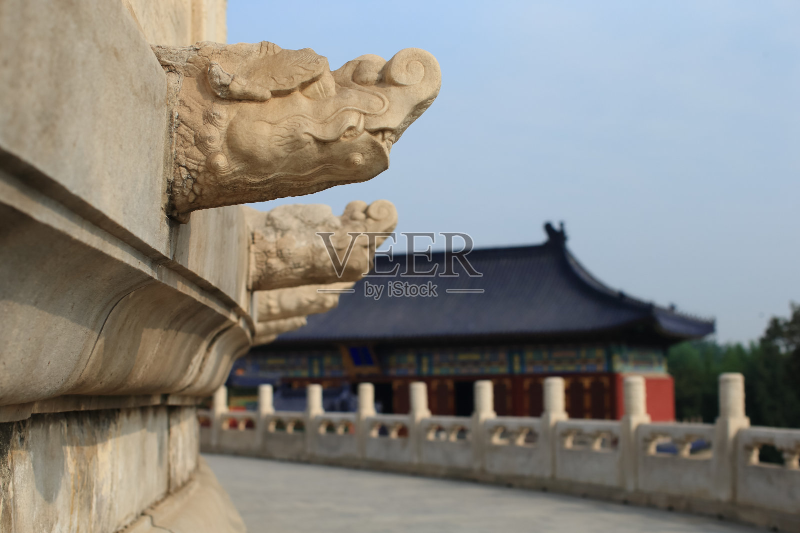 龙的头排水管从一个石头阳台。摄于中国著名景点北京天坛。照片摄影图片