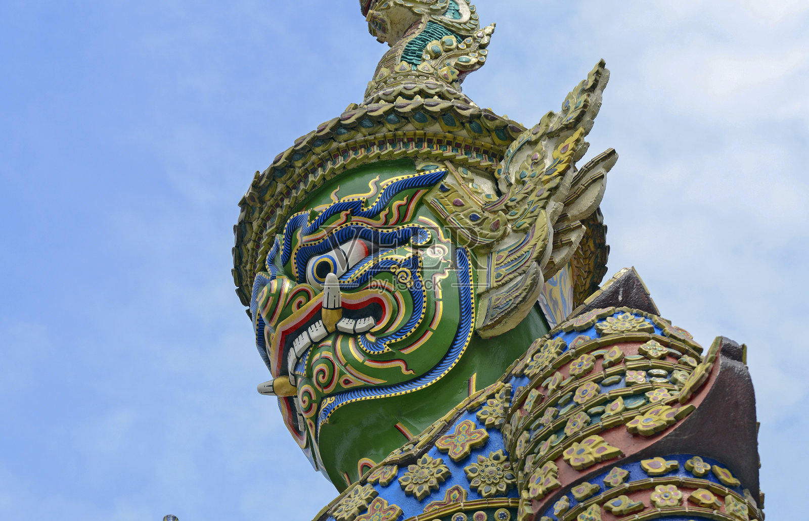 泰国曼谷大皇宫，色彩缤纷的守护神雕像照片摄影图片