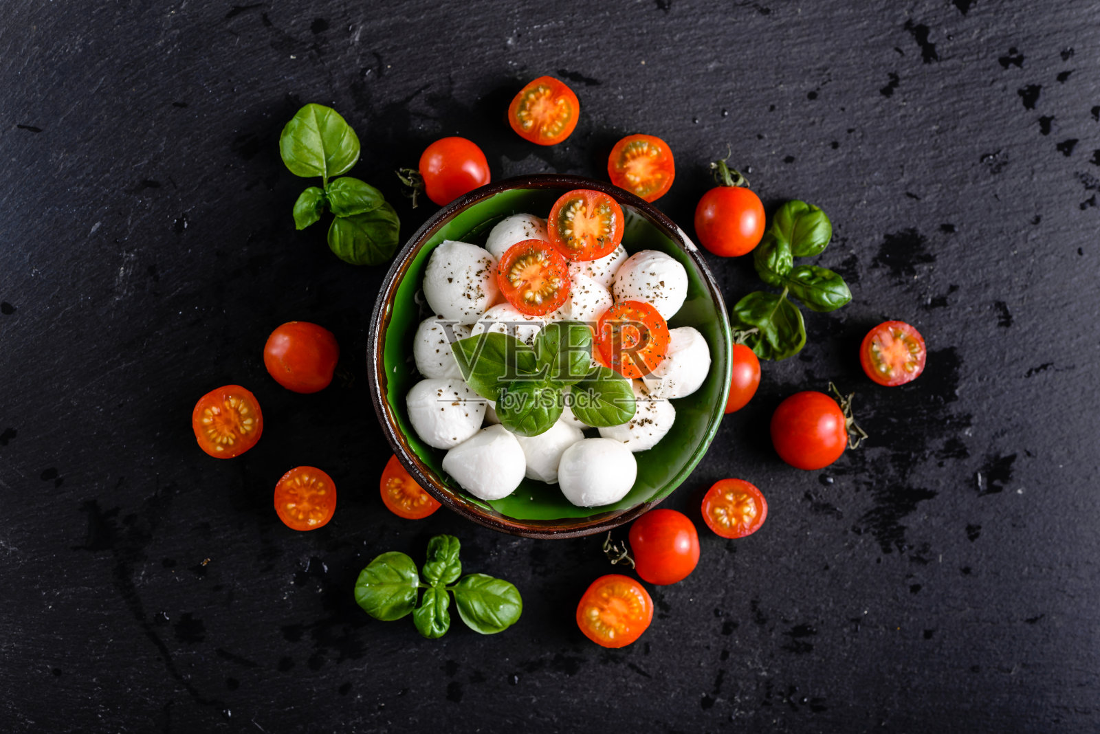 西红柿和马苏里拉奶酪，意大利食物背景，俯视图照片摄影图片