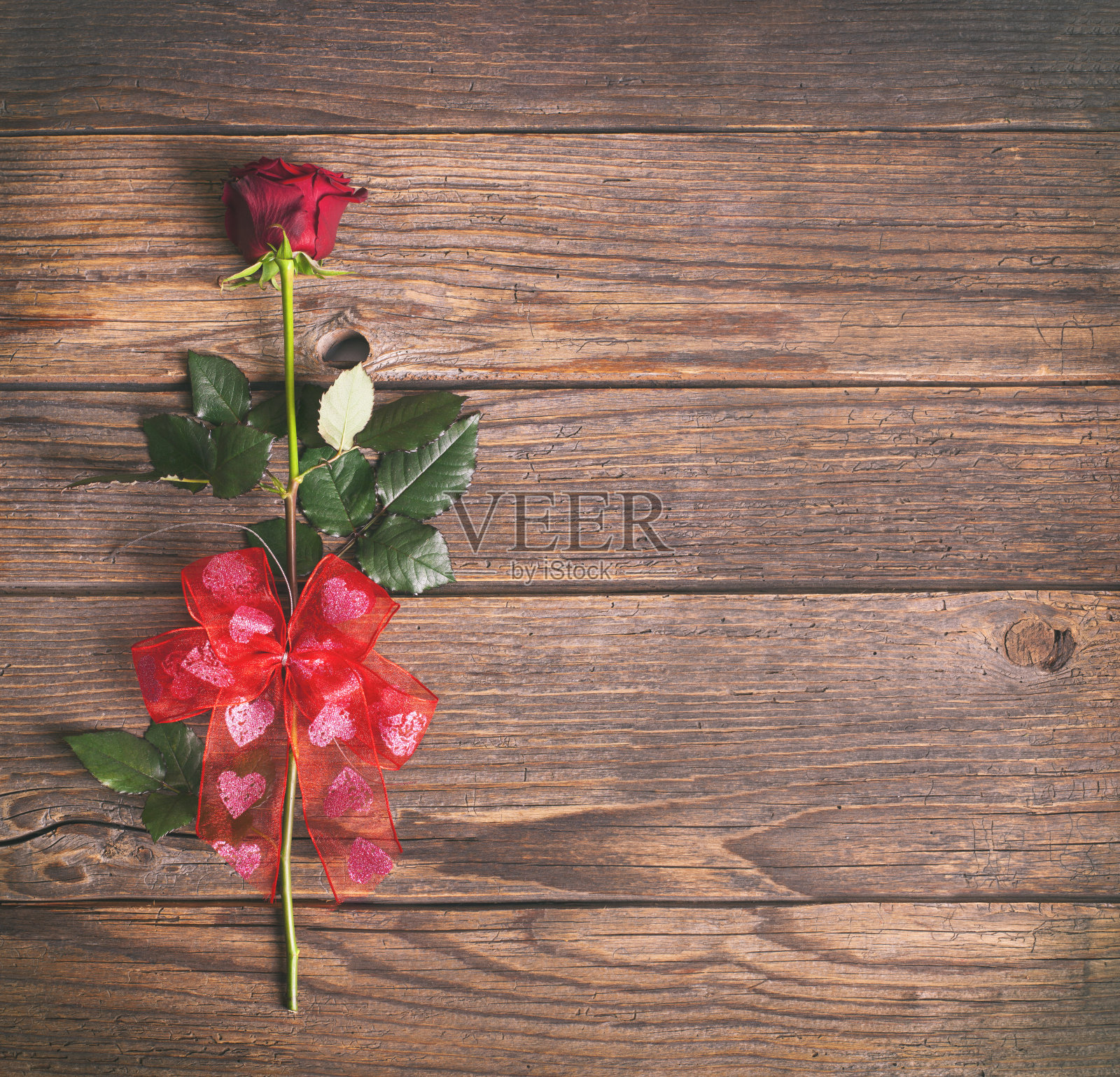 情人节的背景与红玫瑰和丝带木制。照片摄影图片