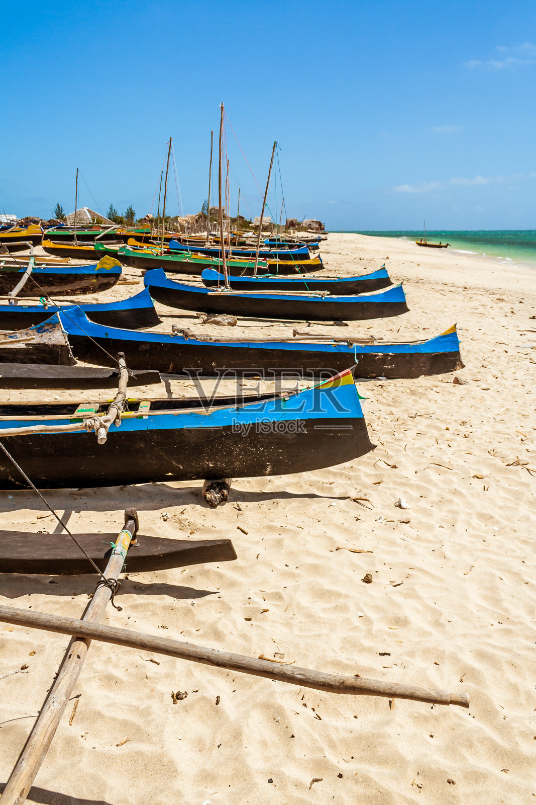 马达加斯加的支腿独木舟搁浅照片摄影图片