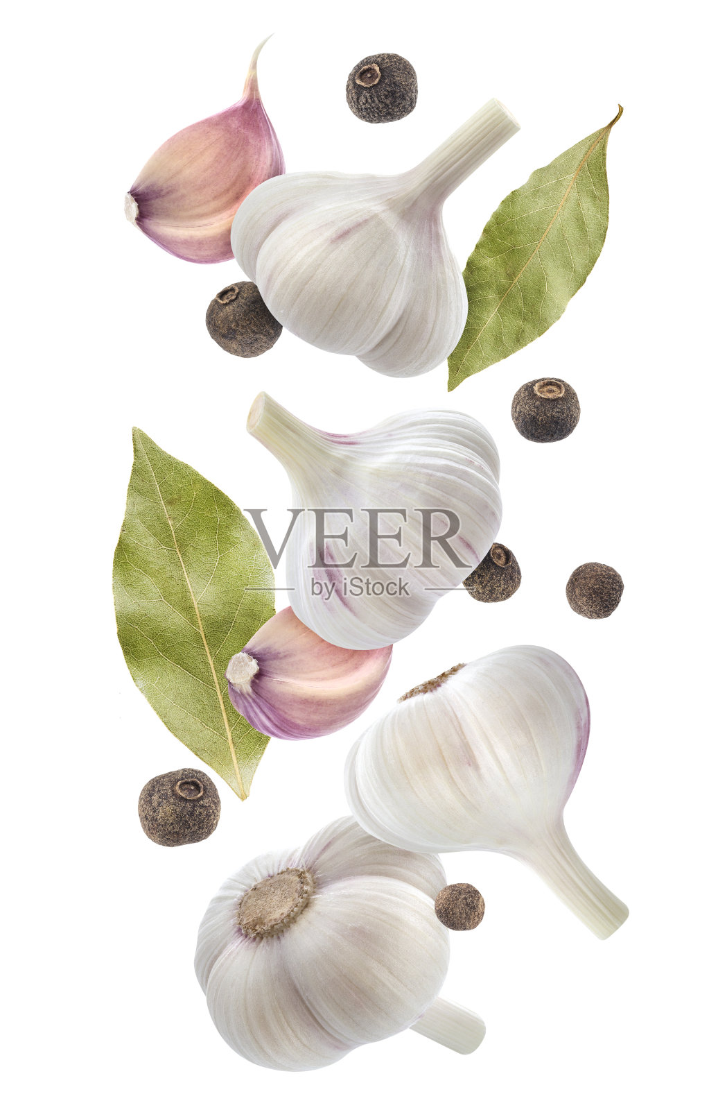 下降的香料。大蒜，多香果和月桂叶孤立在白色背景照片摄影图片