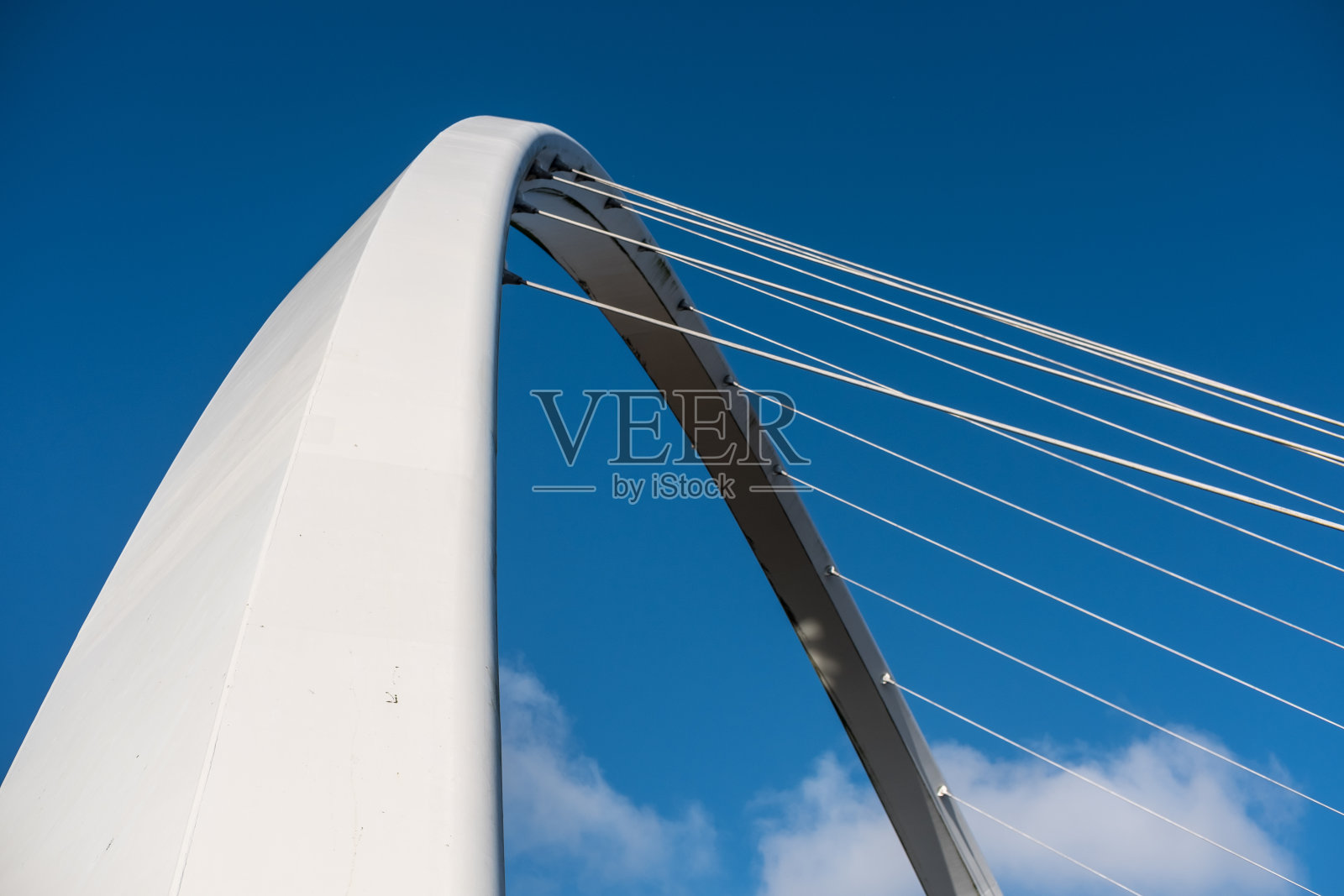 Gateshead千禧桥的特写，一个行人和自行车倾斜桥横跨泰恩河在纽卡斯尔，英格兰。照片摄影图片