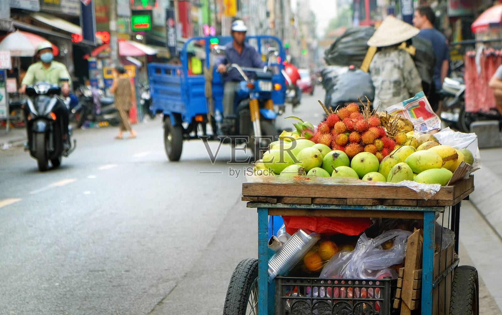 越南胡志明市越南街头的水果照片摄影图片