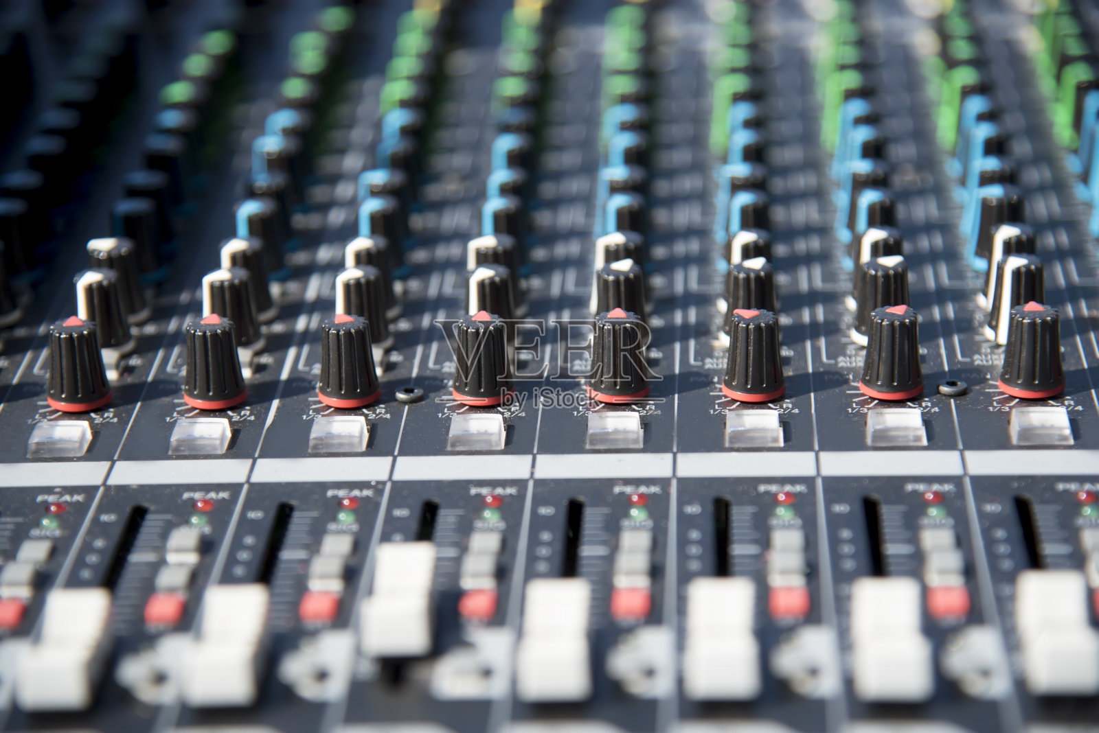 软焦点的数字声音和录音控制台，专业音乐和声音混音照片摄影图片