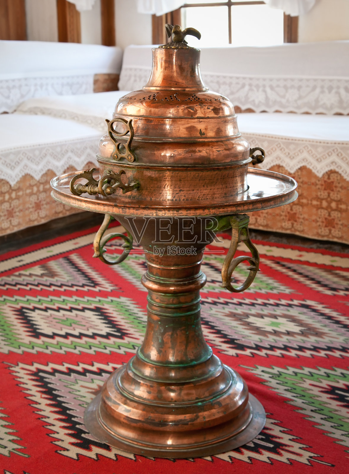 阿尔巴尼亚典型的老式金属茶壶。照片摄影图片