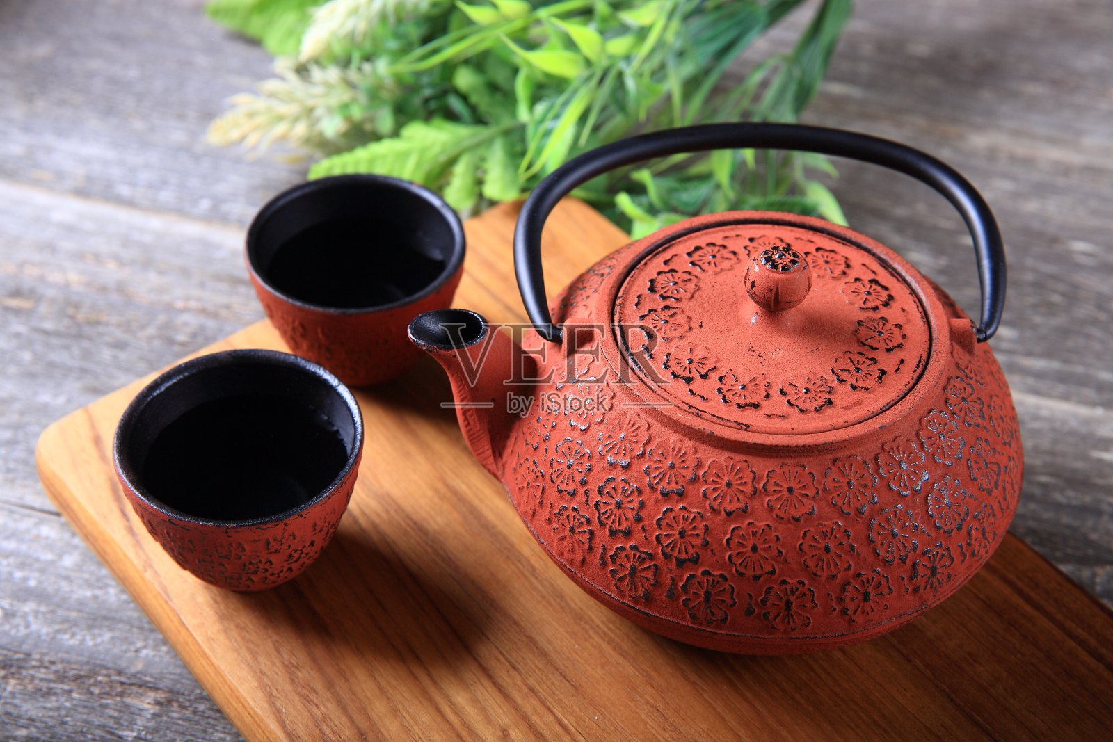 铸铁茶壶和茶杯照片摄影图片