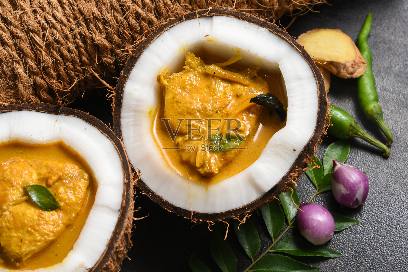 用辛辣的椰子酱烹制的鱼是印度喀拉拉邦最受欢迎的梭鱼咖喱食物。照片摄影图片