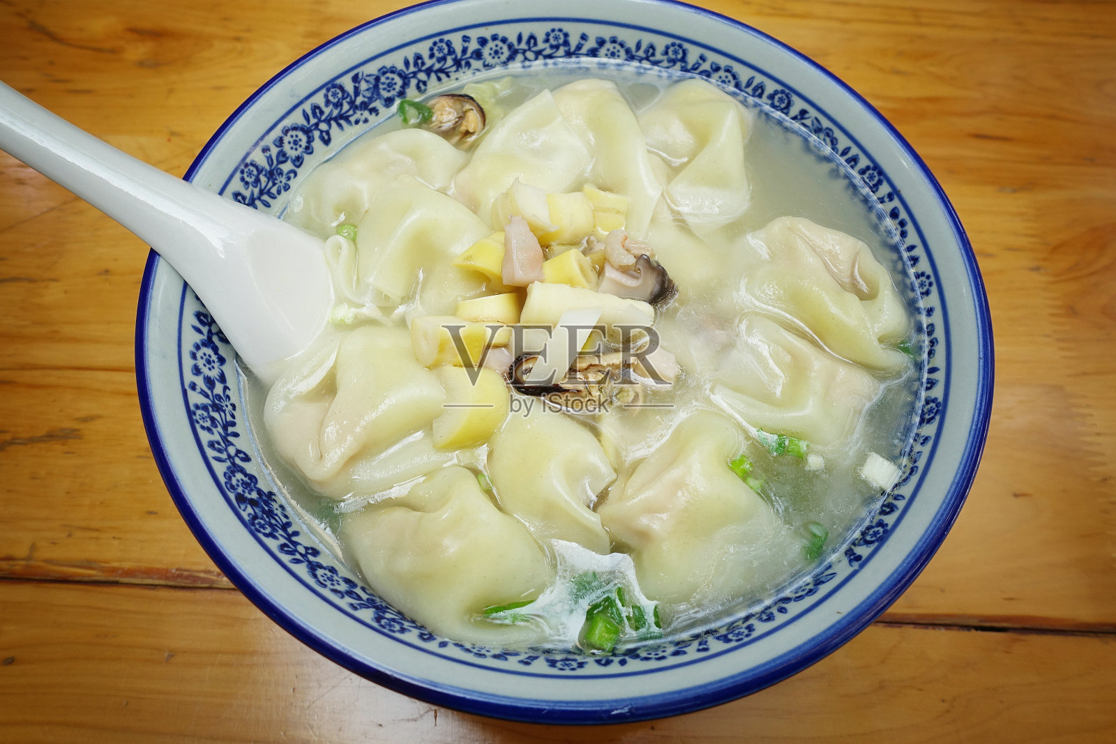 鸡汤馄饨——中国传统的著名小吃照片摄影图片