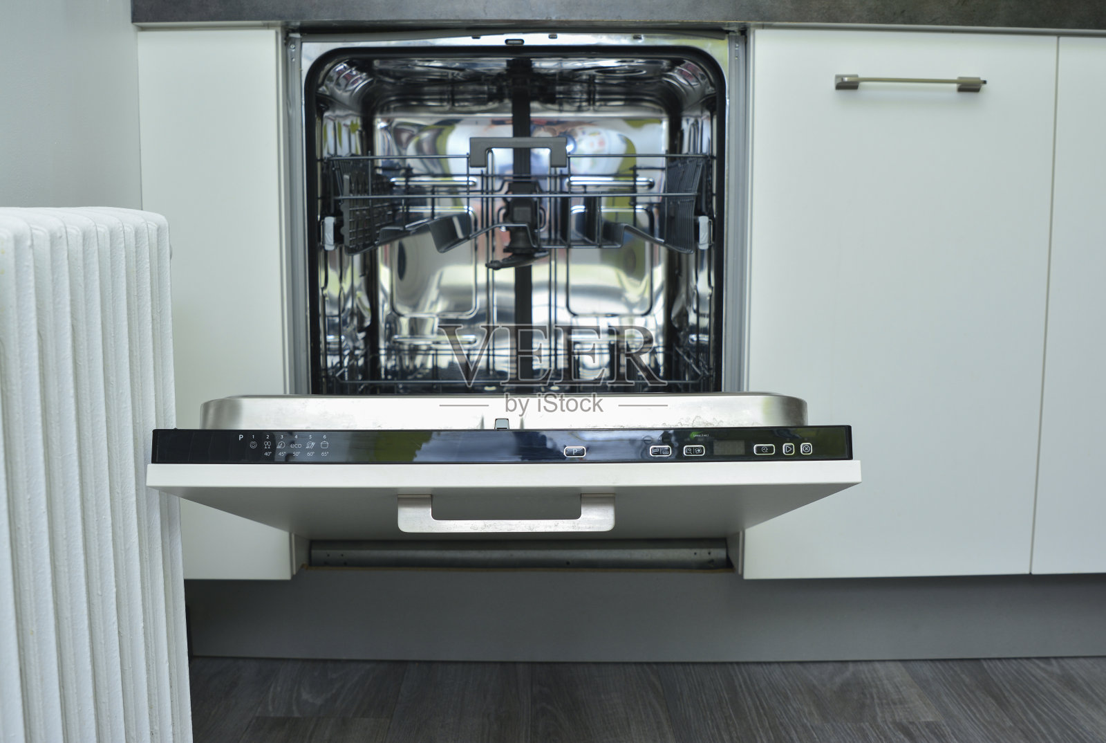 现代化的白色洗碗机，带有一个开放式的门照片摄影图片