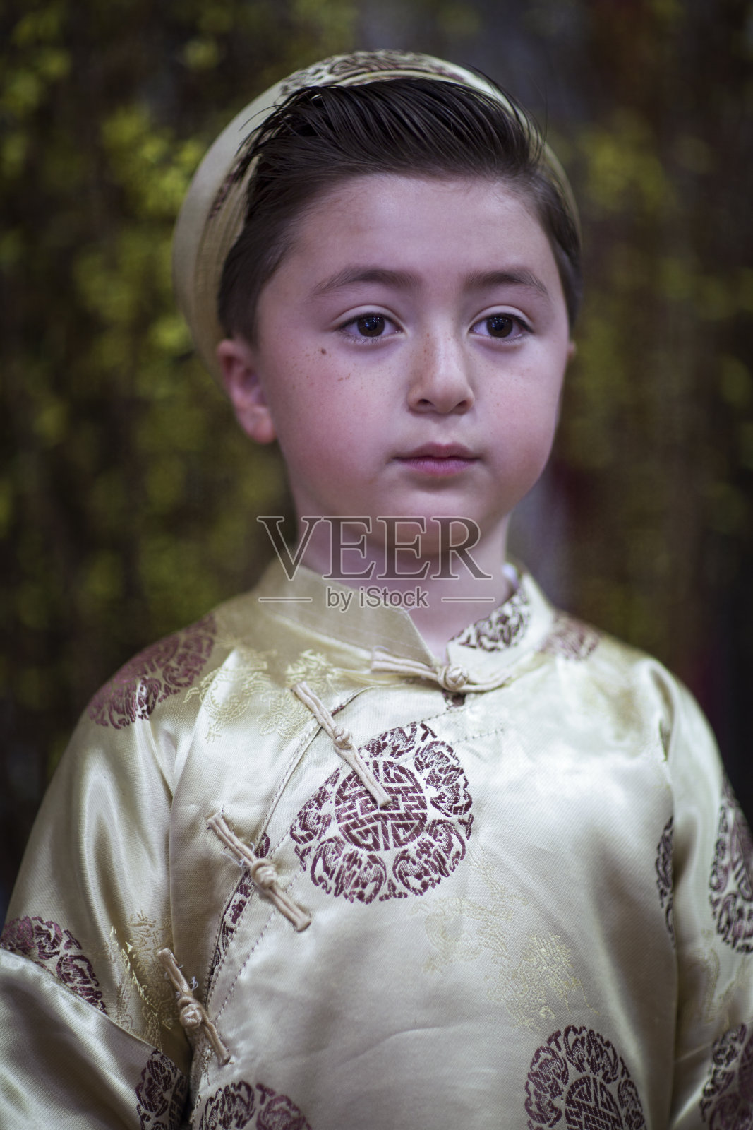 混血儿白种人小男孩穿着金色的越南传统服装奥黛庆祝农历新年丰收节照片摄影图片