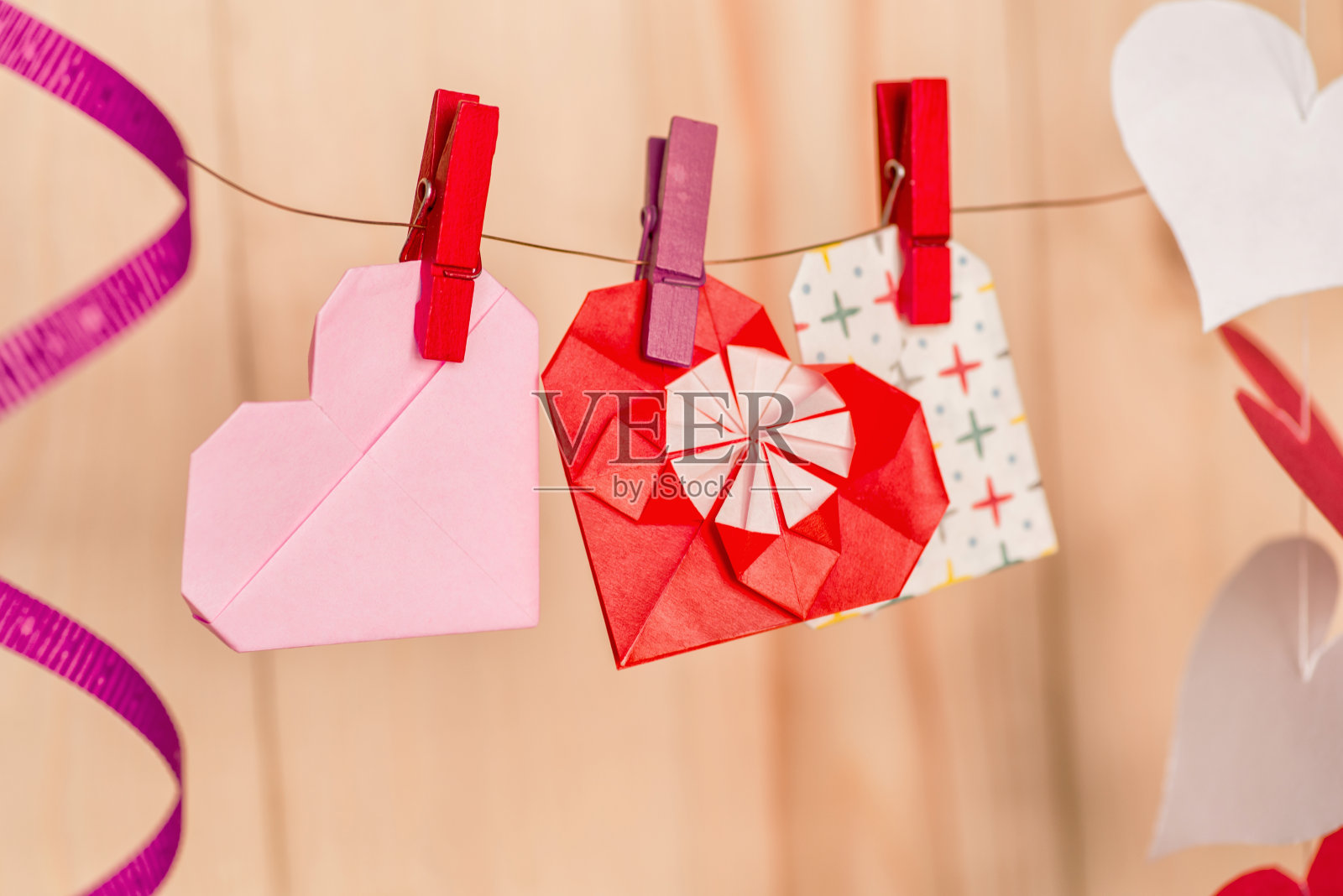 情人节的概念。折纸心和信封与夹子在木制背景照片摄影图片
