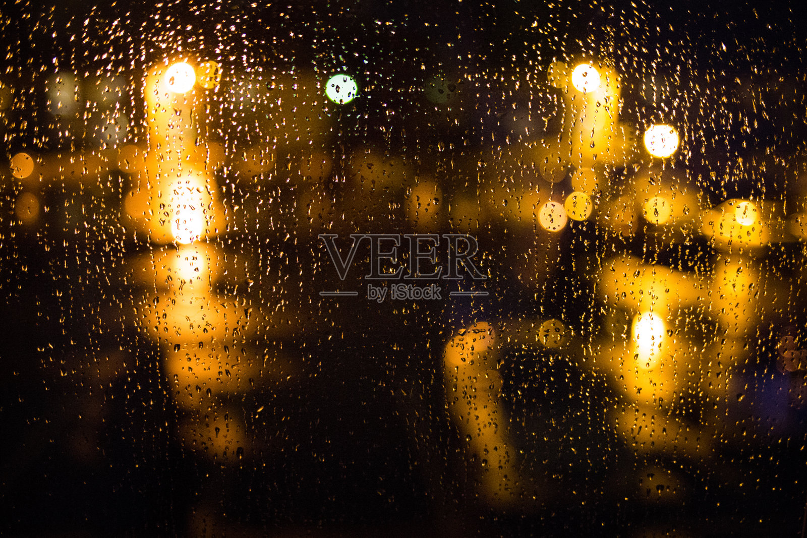 雨滴落在窗户上。宁静的夜晚照片摄影图片