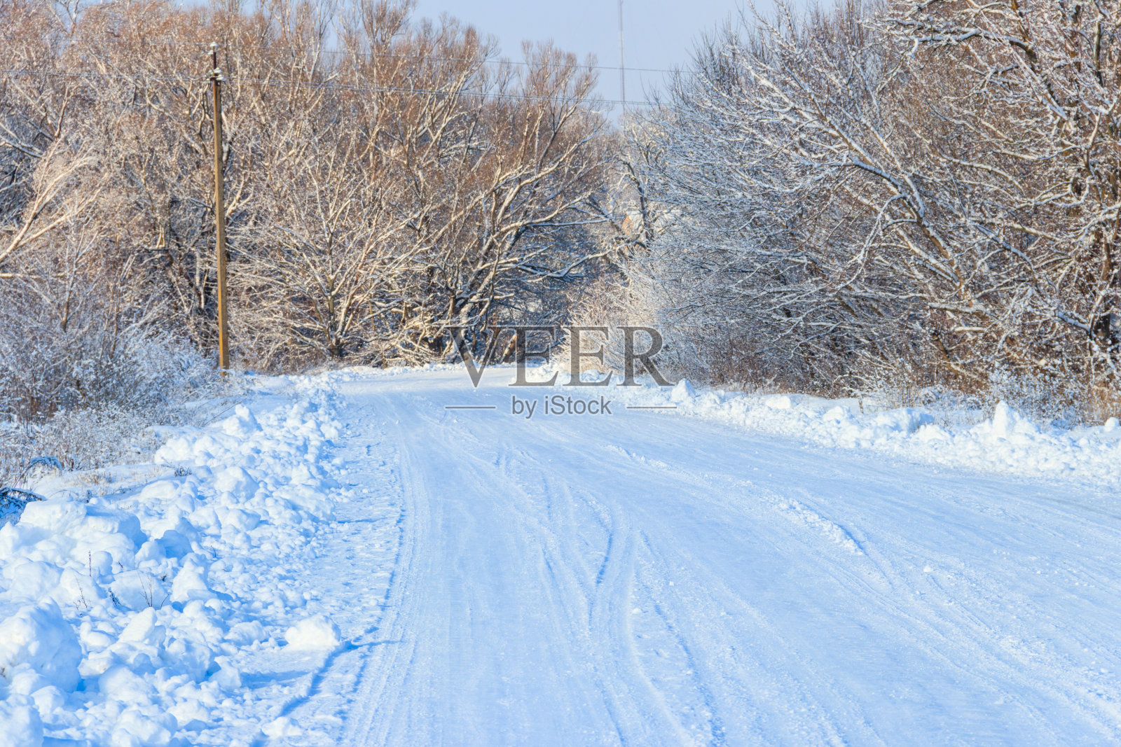 雪后的路。冬天农村景观照片摄影图片