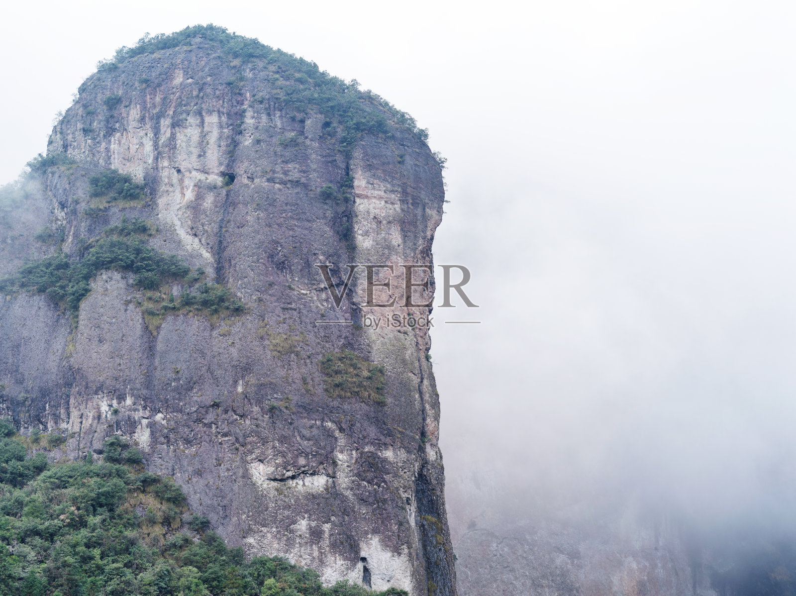 中国浙江省仙居，群山环绕，白雾缭绕。照片摄影图片