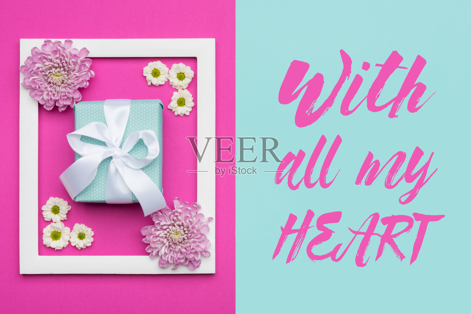 母亲节快乐，妇女节，情人节或生日粉彩蓝和粉色糖果颜色的背景。花平面lay最小的概念与美丽的包装礼物。照片摄影图片
