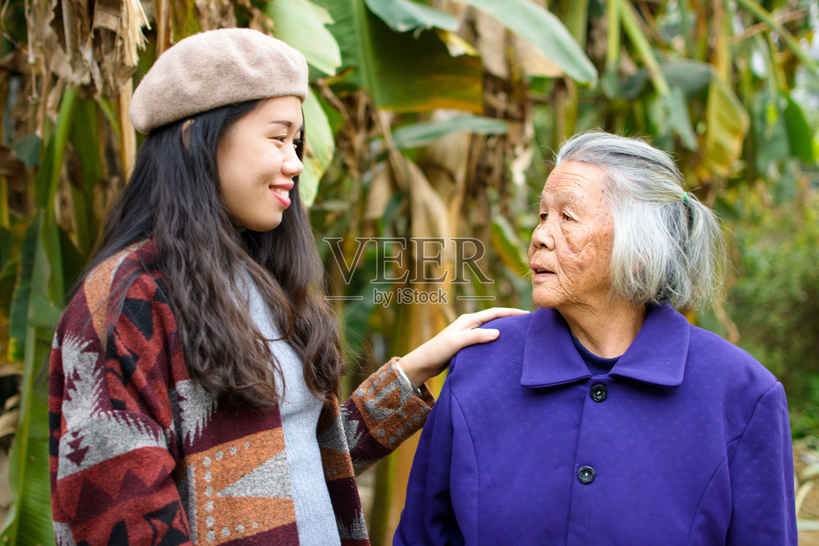 亚洲女孩花时间在户外与她的奶奶照片摄影图片