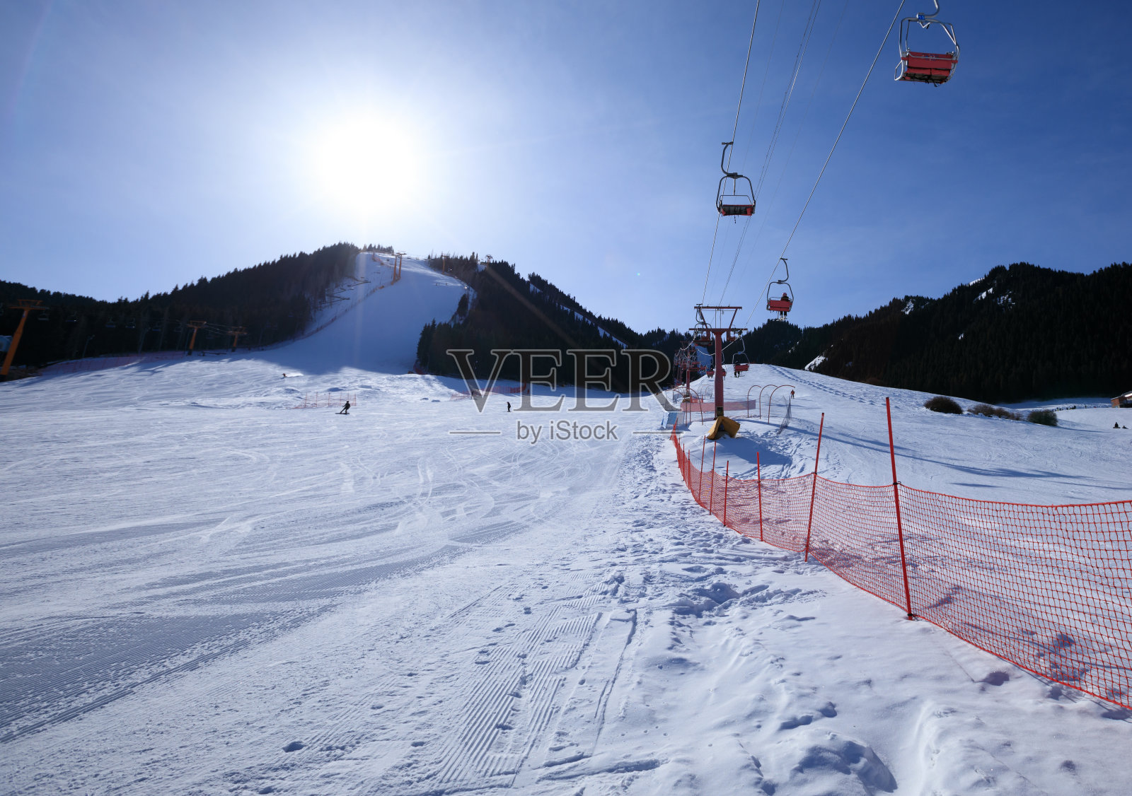 冬季高山滑雪场缆车照片摄影图片