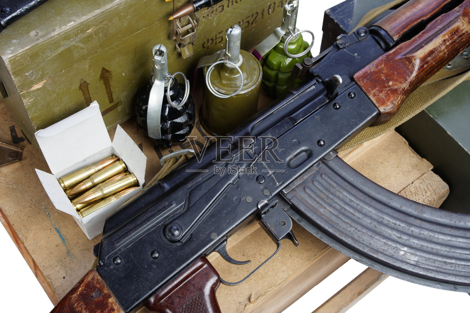 军用弹药箱，装有AK47步枪和弹药照片摄影图片