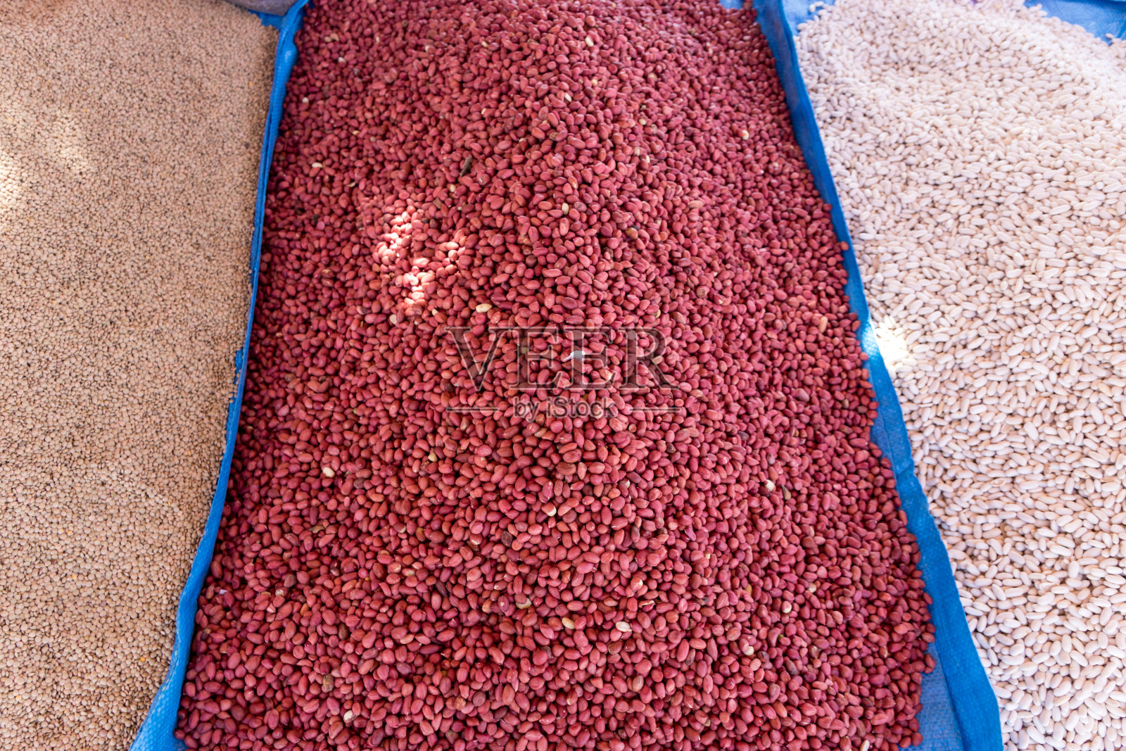 白豆，红芸豆和小扁豆在街头市场的摊位上照片摄影图片