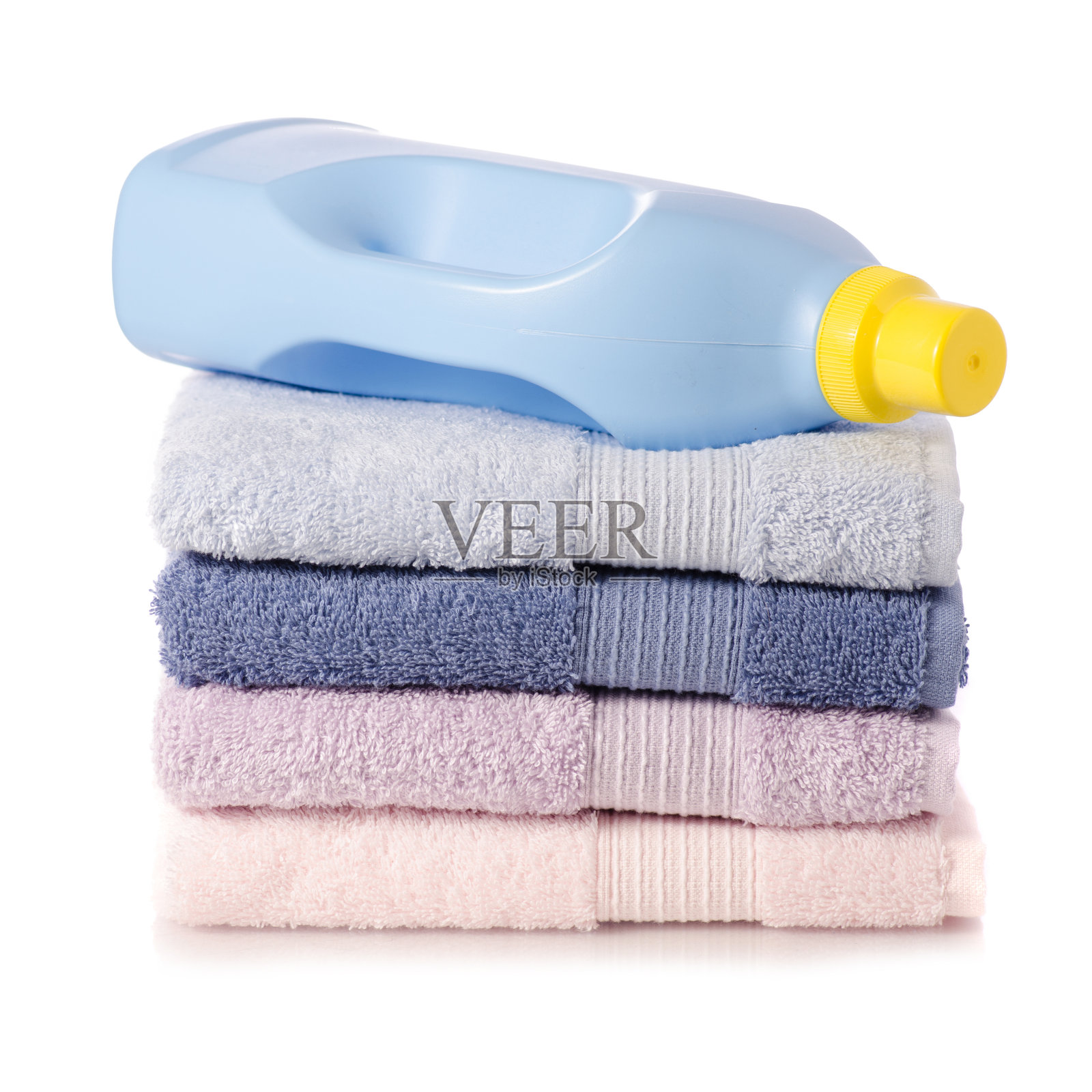 一套毛巾，粉红色的蓝色瓶子，用来洗衣服照片摄影图片
