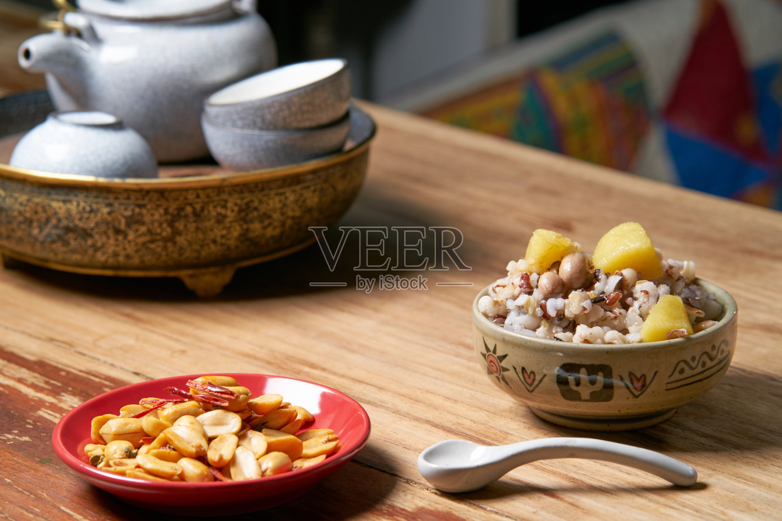 米饭和花生，黄色的山药放在木桌上照片摄影图片