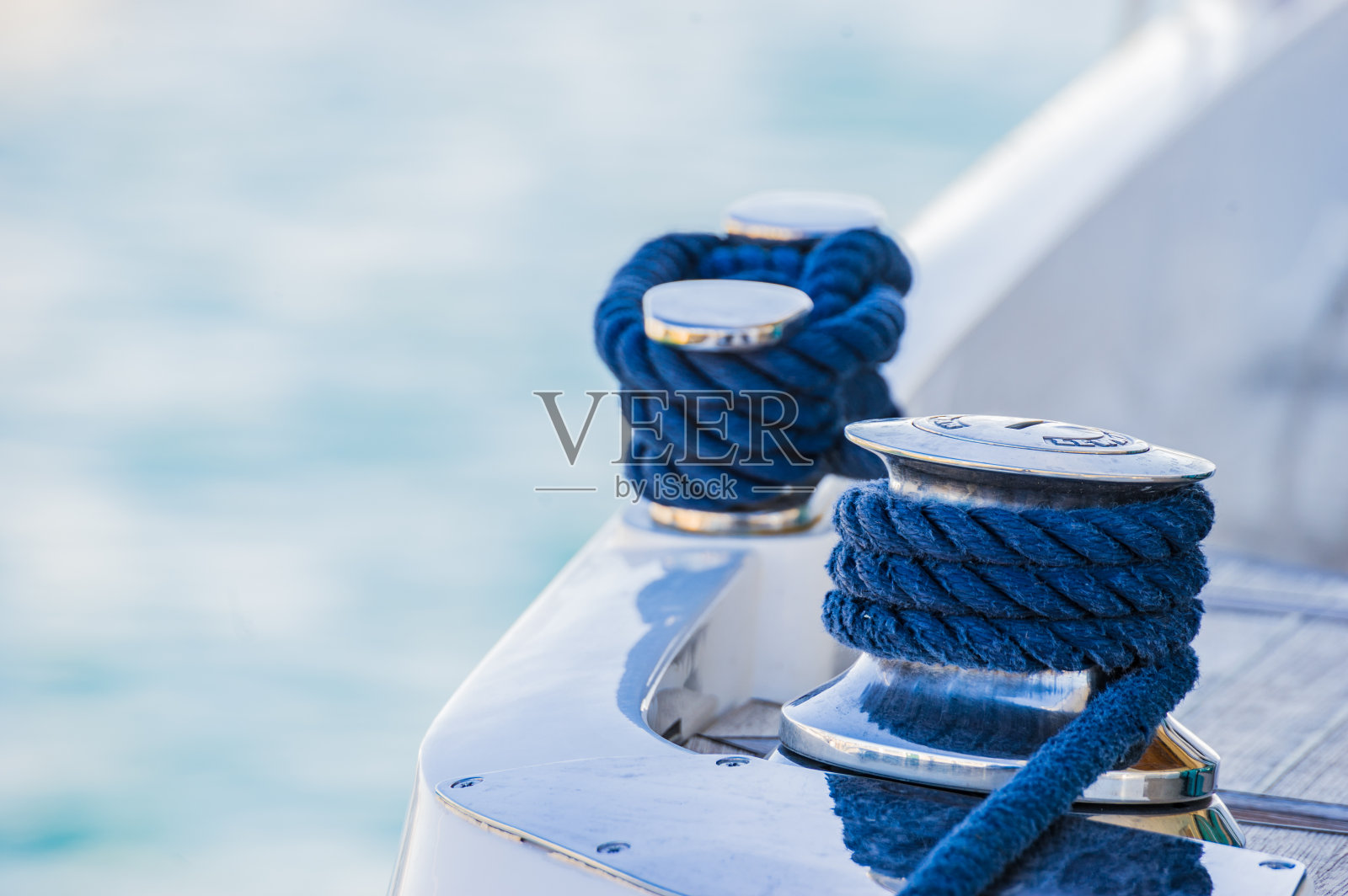 现代摩托艇甲板上的锚链和航海绳索的特写照片摄影图片