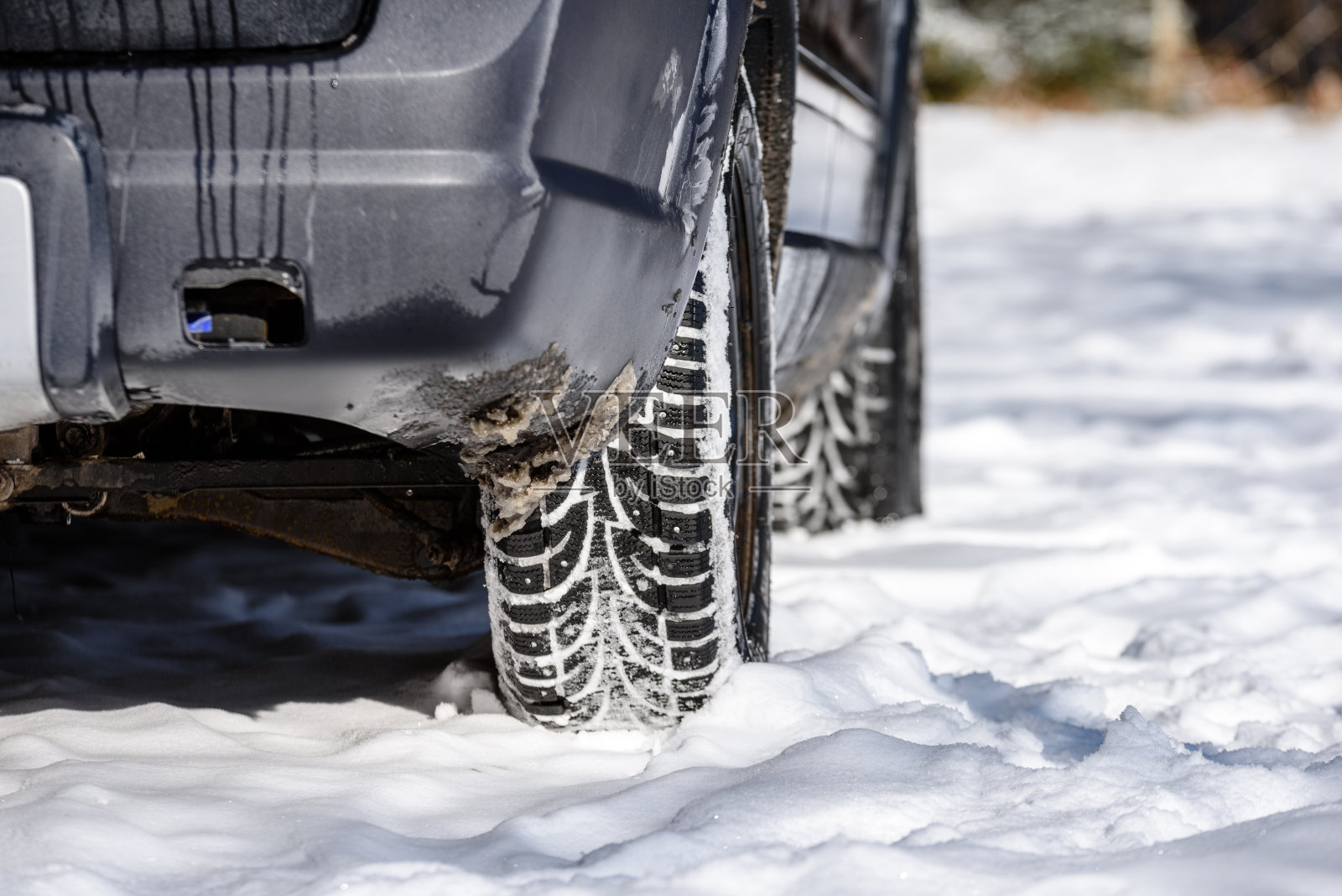 越野车的轮胎陷在雪地里照片摄影图片