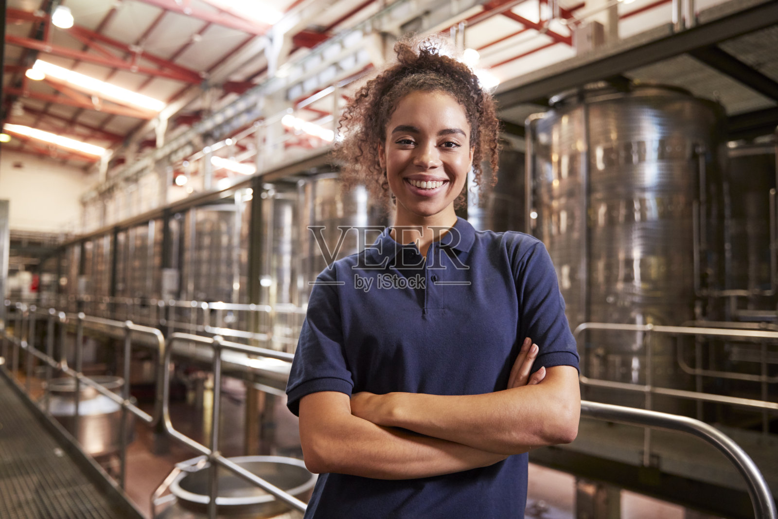 年轻的混血妇女在葡萄酒工厂工作的肖像照片摄影图片