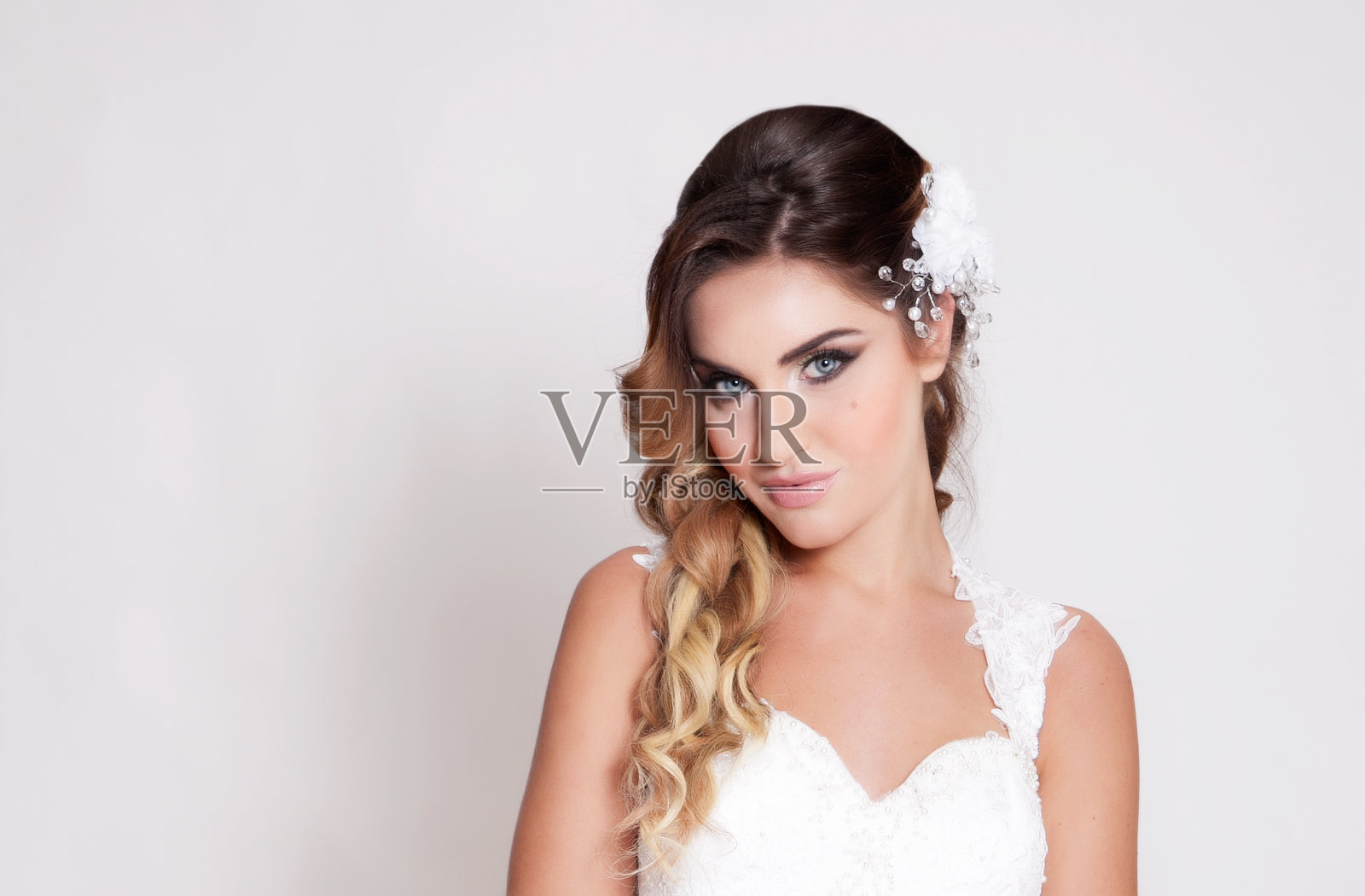婚礼-美丽的年轻和金发新娘与柔软和白色的裙子照片摄影图片
