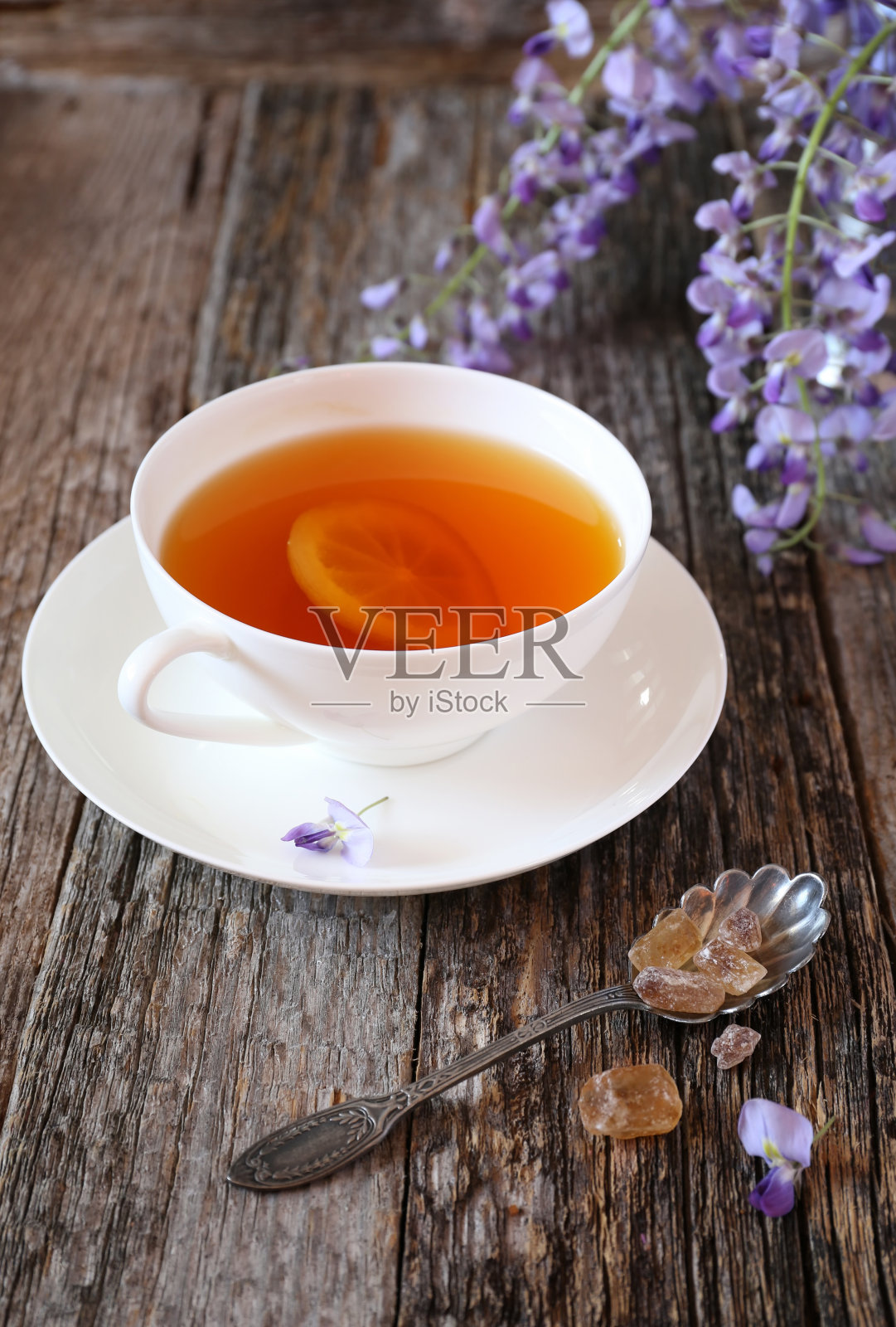 盛开的蓝紫藤和一杯柠檬茶照片摄影图片