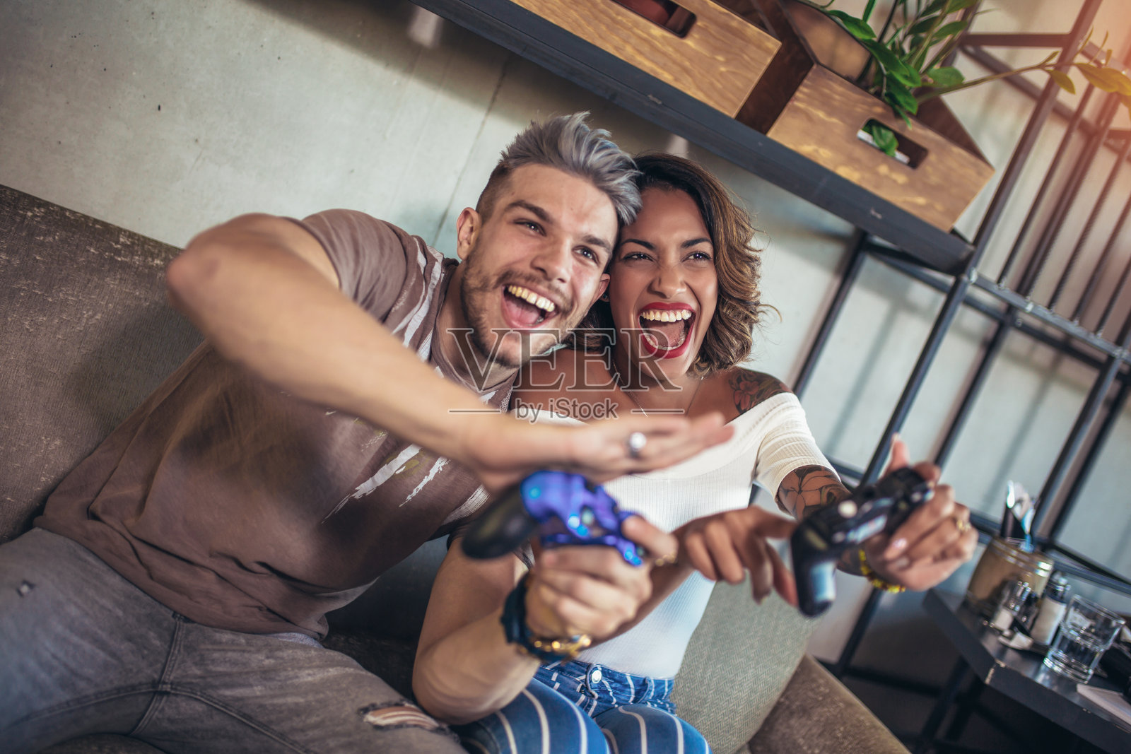 情侣玩电子游戏照片摄影图片