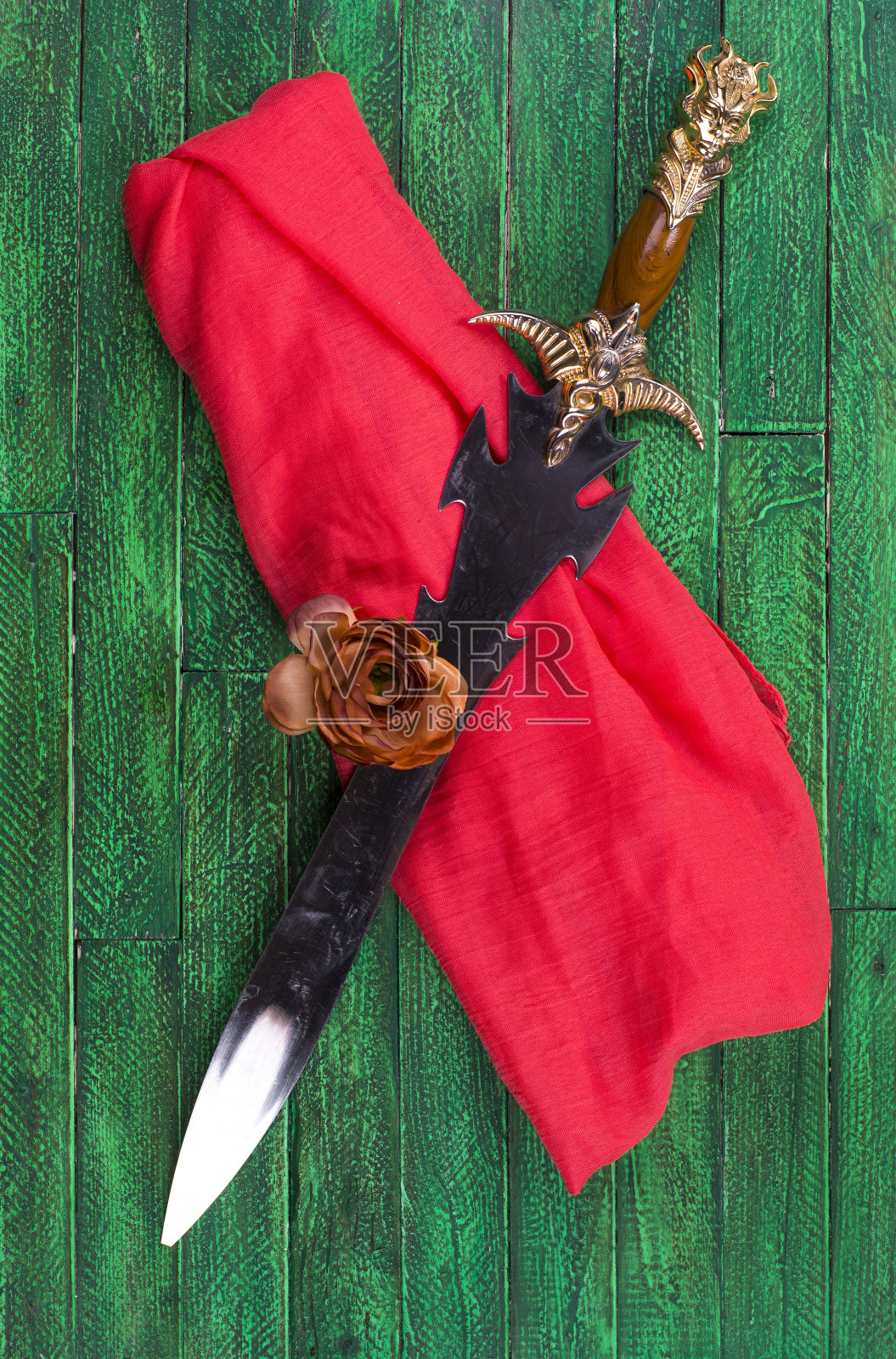 红丝织物上的剑照片摄影图片