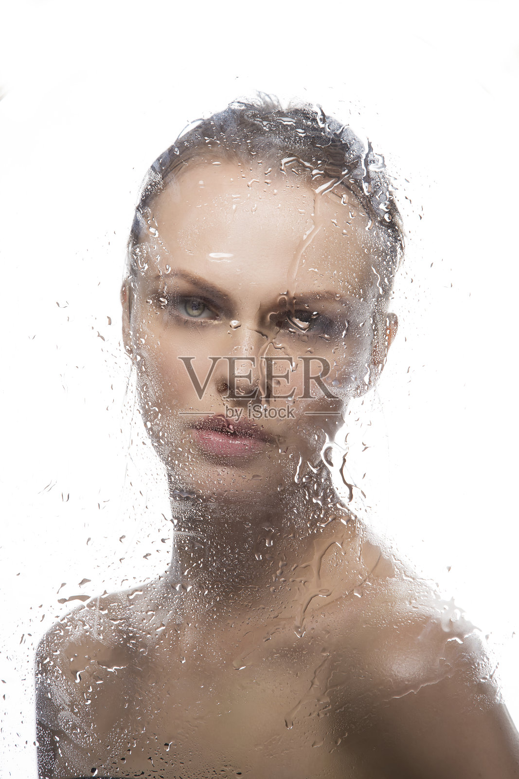 美丽的模特女孩在水珠附近的镜子在白色的背景照片摄影图片